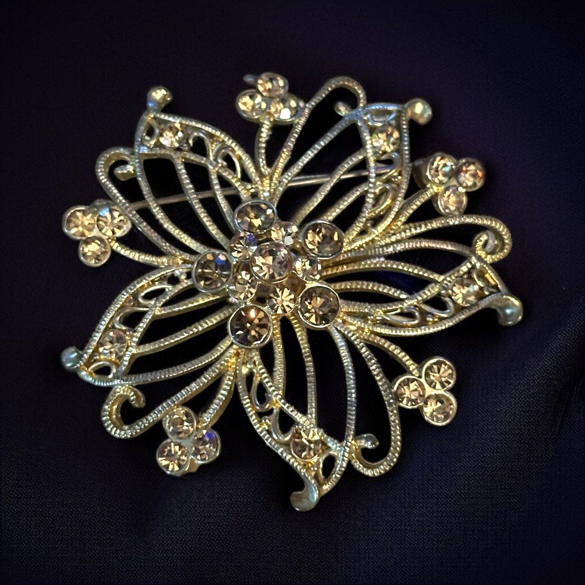 Vintage Vintage gold tone filigree rhinestone flower brooch Size ONE SIZE - 1 Thumbnail