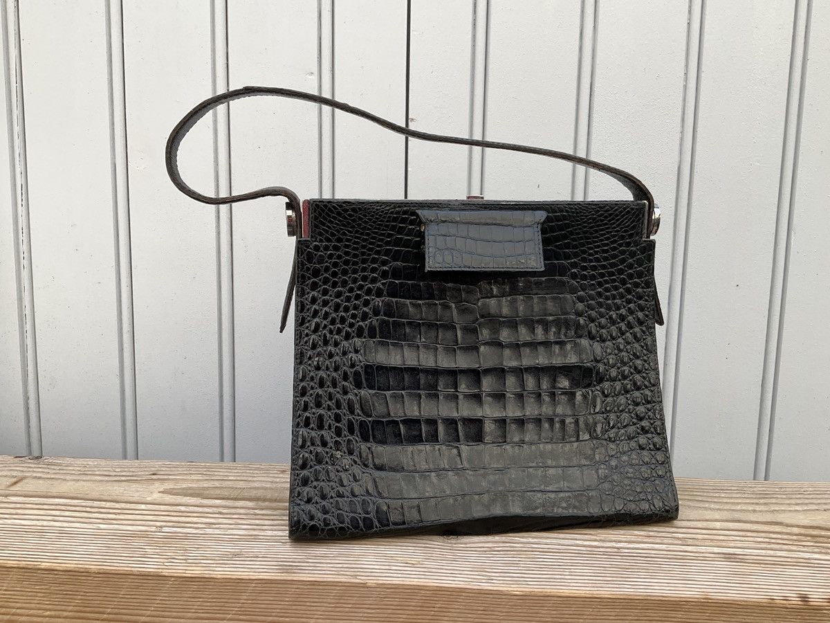 Authentic vintage 60's bag in black leather.