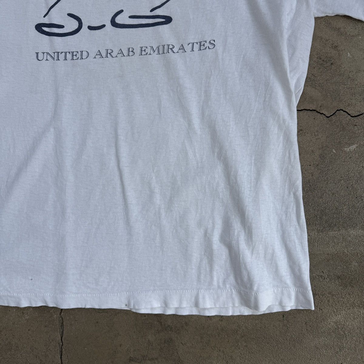 20471120 Vintage United Arab Emirates Distressed T-Shirt Size US L / EU 52-54 / 3 - 6 Thumbnail