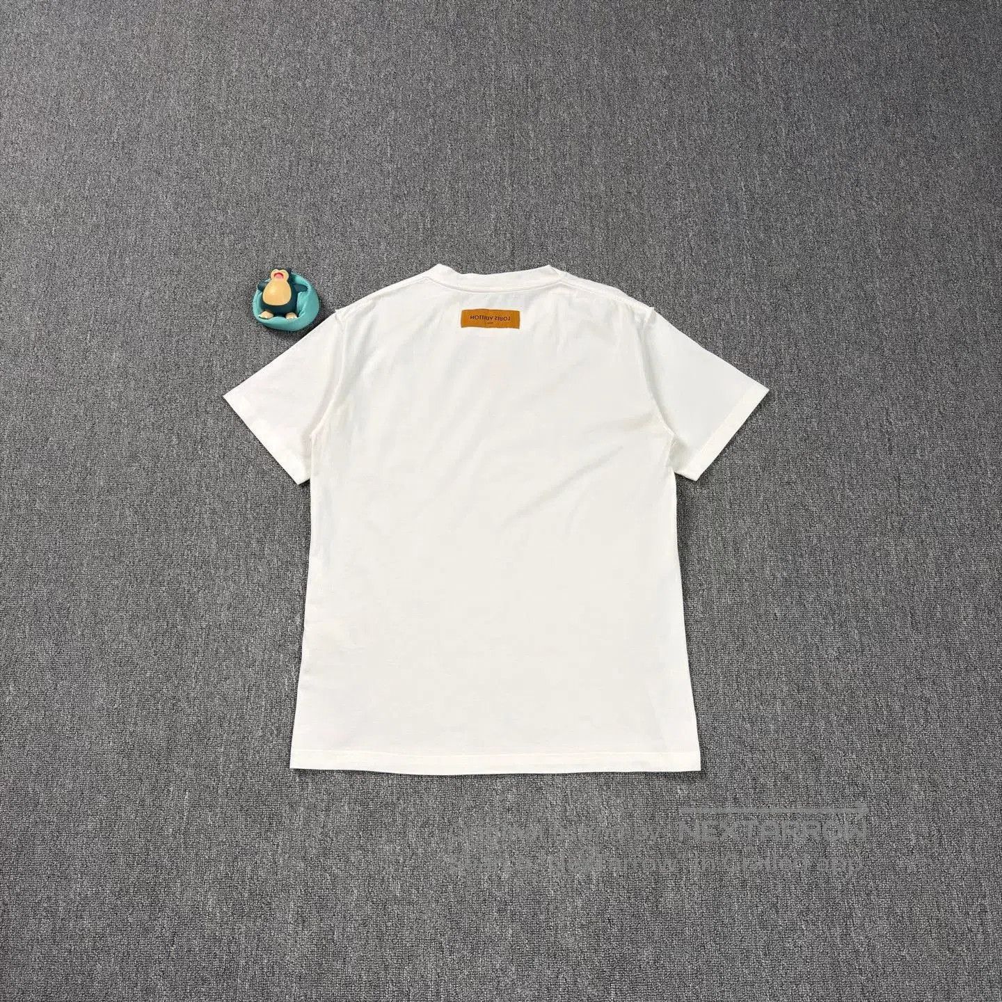 Louis Vuitton LV White Embossed Logo T-Shirt. Size US M / EU 48-50 / 2 - 2 Thumbnail