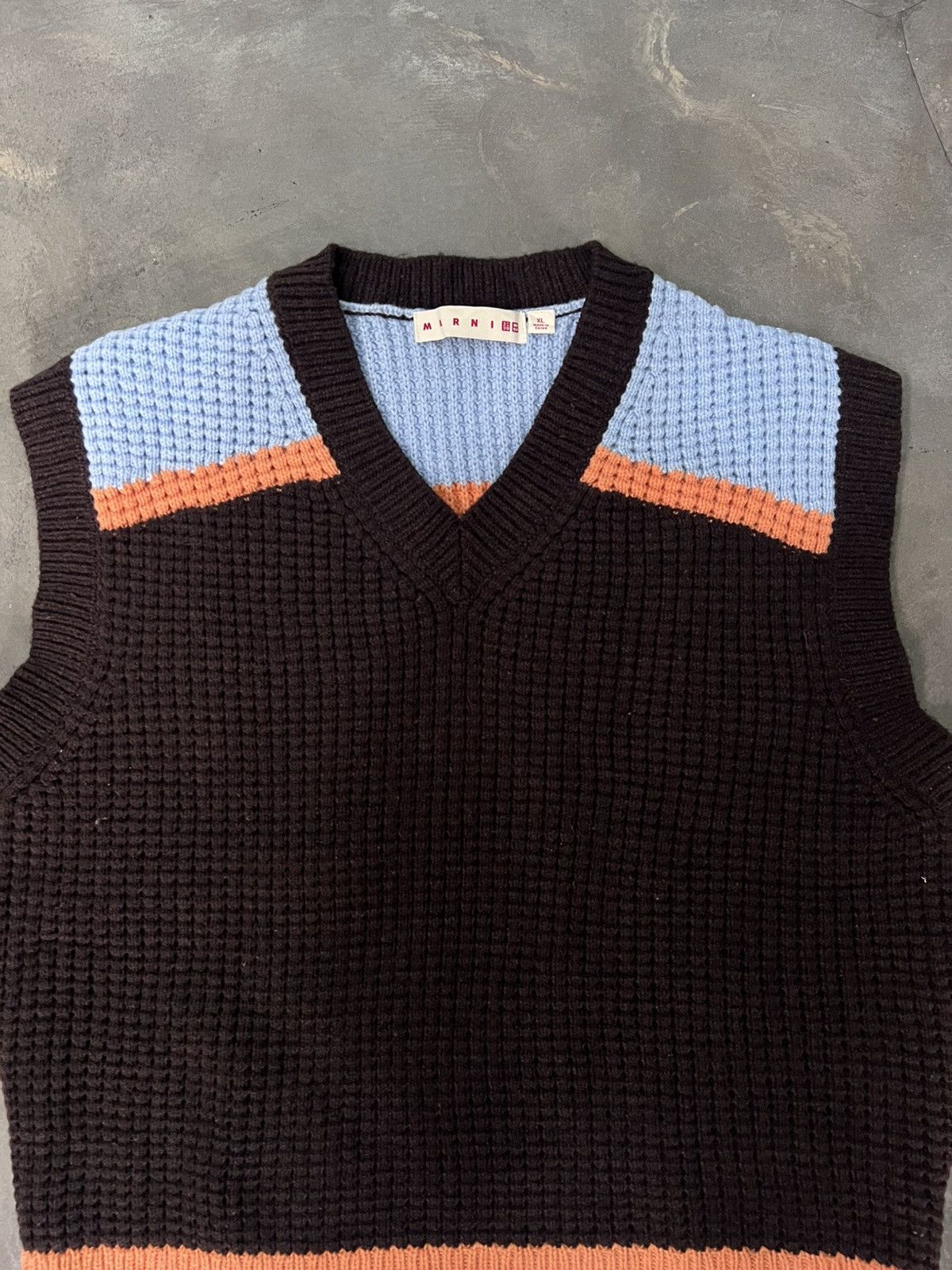Marni × Uniqlo Marni x Uniqlo pop-corn knit V-neck Size US M / EU 48-50 / 2 - 4 Thumbnail