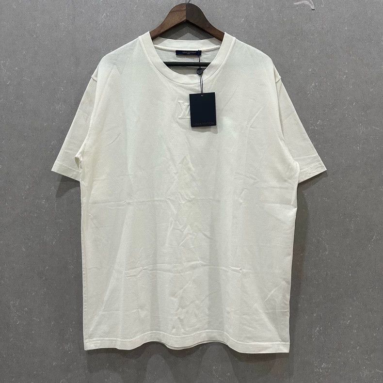 Louis Vuitton size 4l White embossed logo short sleeve 250
