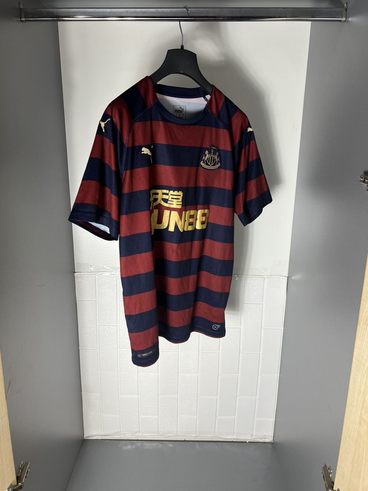 Vintage VERY RARE PUMA FC NEW CASTLE UNITED ENGLAND SOCCER JERSEY Size US L / EU 52-54 / 3 - 3 Thumbnail