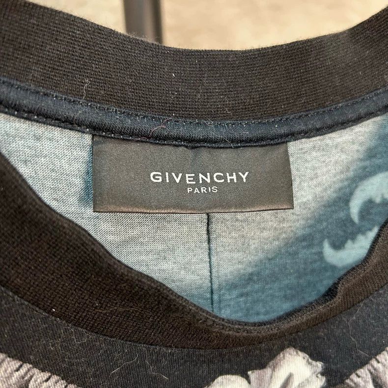 Givenchy Givenchy Short Sleeve, Black Madonna Angel Painting Pattern Size US S / EU 44-46 / 1 - 3 Thumbnail