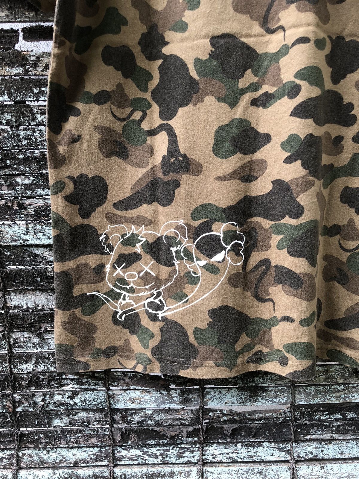 Japanese Brand RARE Vintage Japanese Brands Kaws Camo Tshirt Size US L / EU 52-54 / 3 - 13 Thumbnail