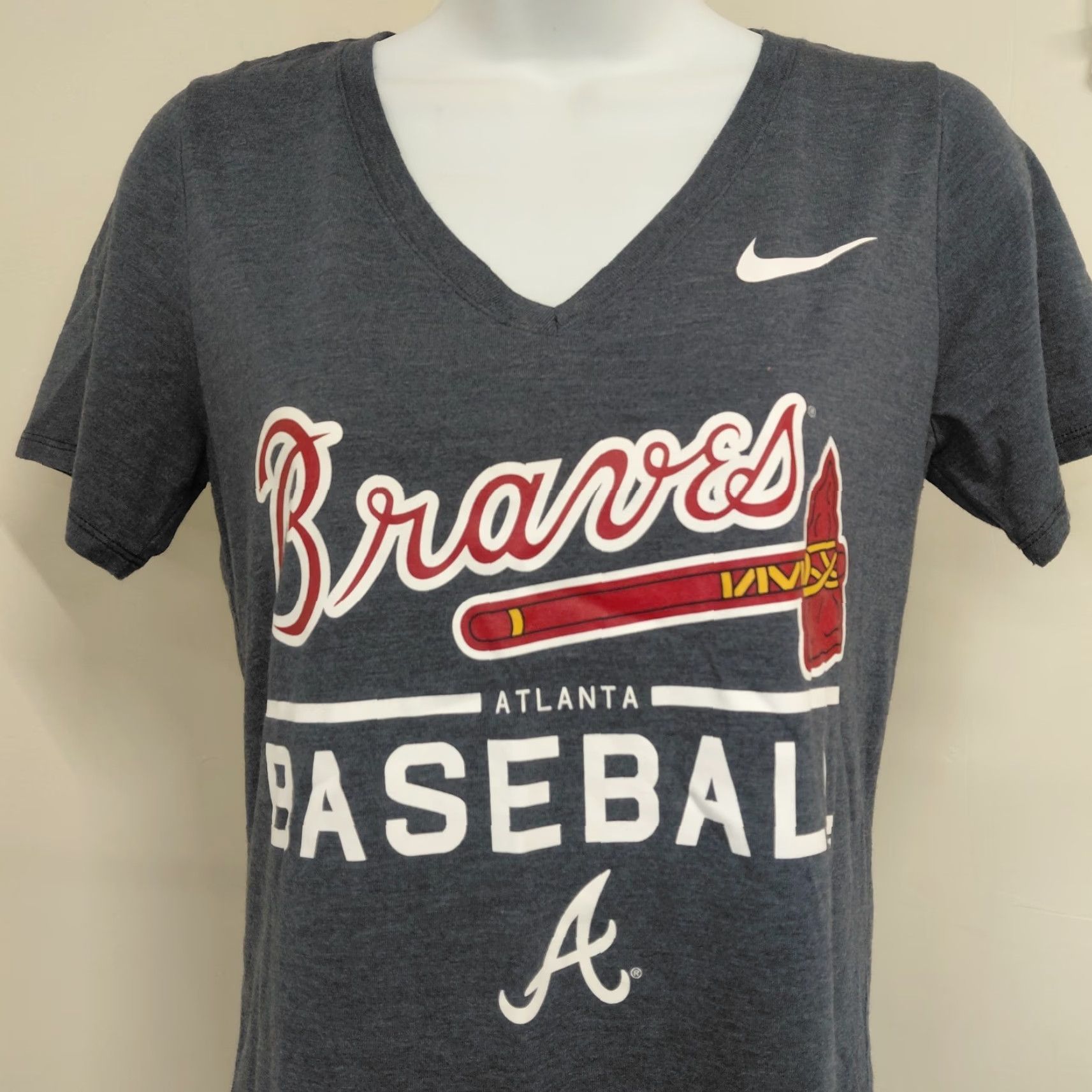 Nike Nike T-Shirt Women Athletic Cut V-Neck Short Sleeve Gray Atlanta Braves Size S Size S / US 4 / IT 40 - 4 Thumbnail