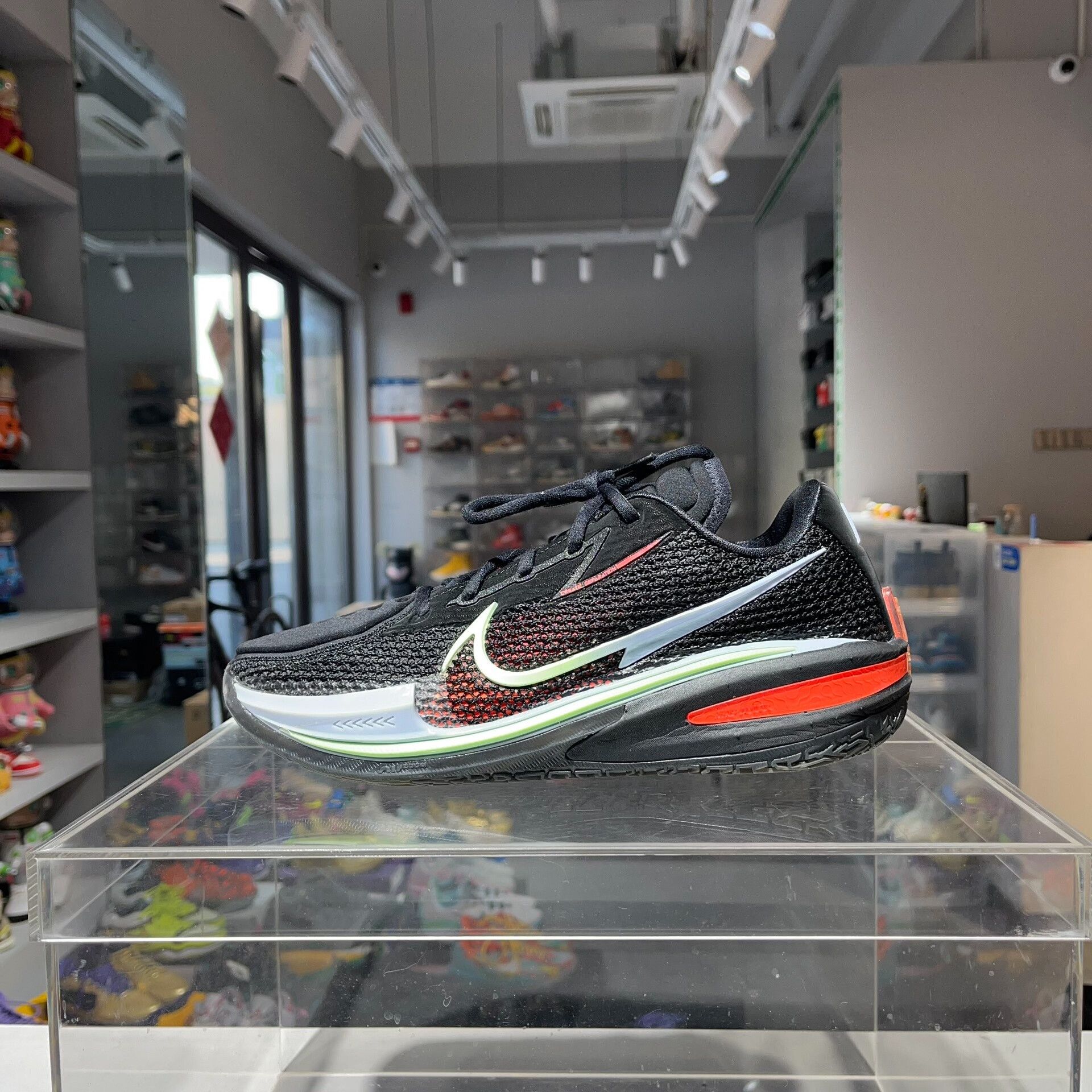 Nike Nike Black Lowtop Sneakers 9 Men Size US 9 / EU 42 - 1 Thumbnail
