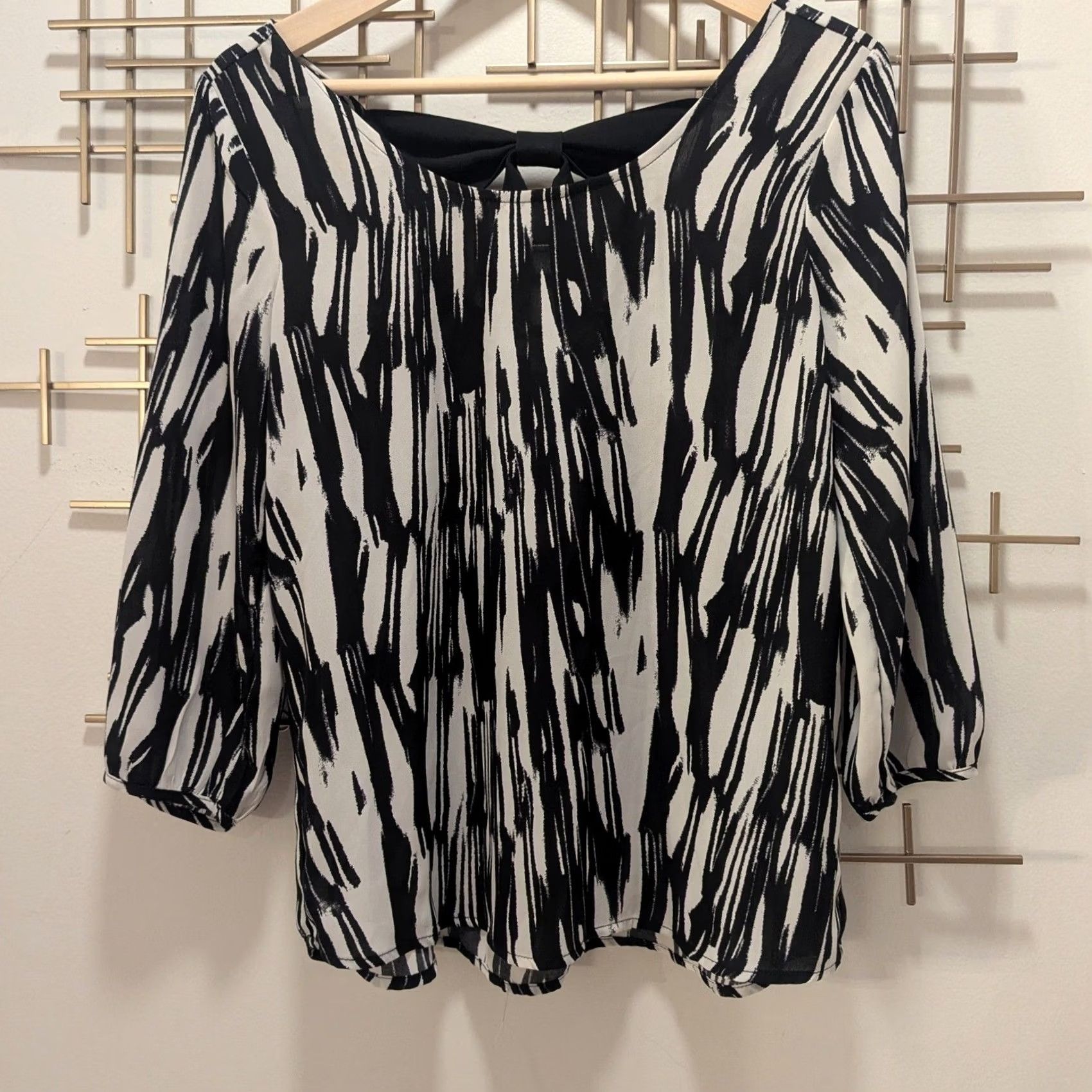 Vintage Charming Charlie Blouse Black White Abstract Print Bow Back 3/4 Sleeve Women's Size S Top Size S / US 4 / IT 40 - 2 Thumbnail