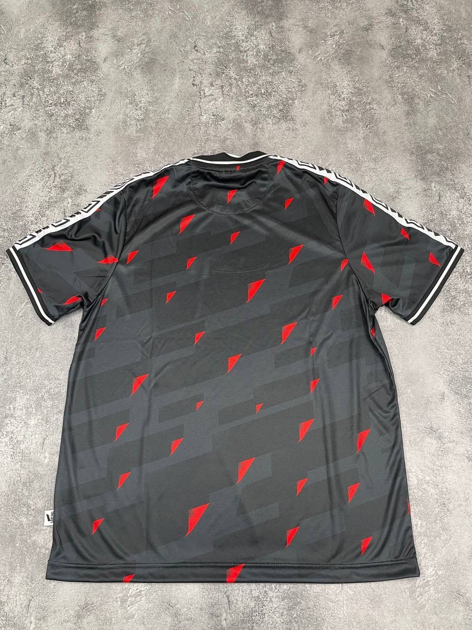 Umbro Umbro NWT Men Polyester Football Jersey Black Red Size M Size US M / EU 48-50 / 2 - 7 Thumbnail