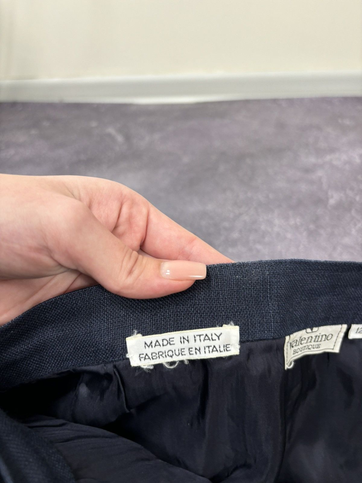 Valentino Vintage Valentino Women’s 90s Classic Luxury Midi Skirt Size 30" / US 8 / IT 44 - 11 Thumbnail