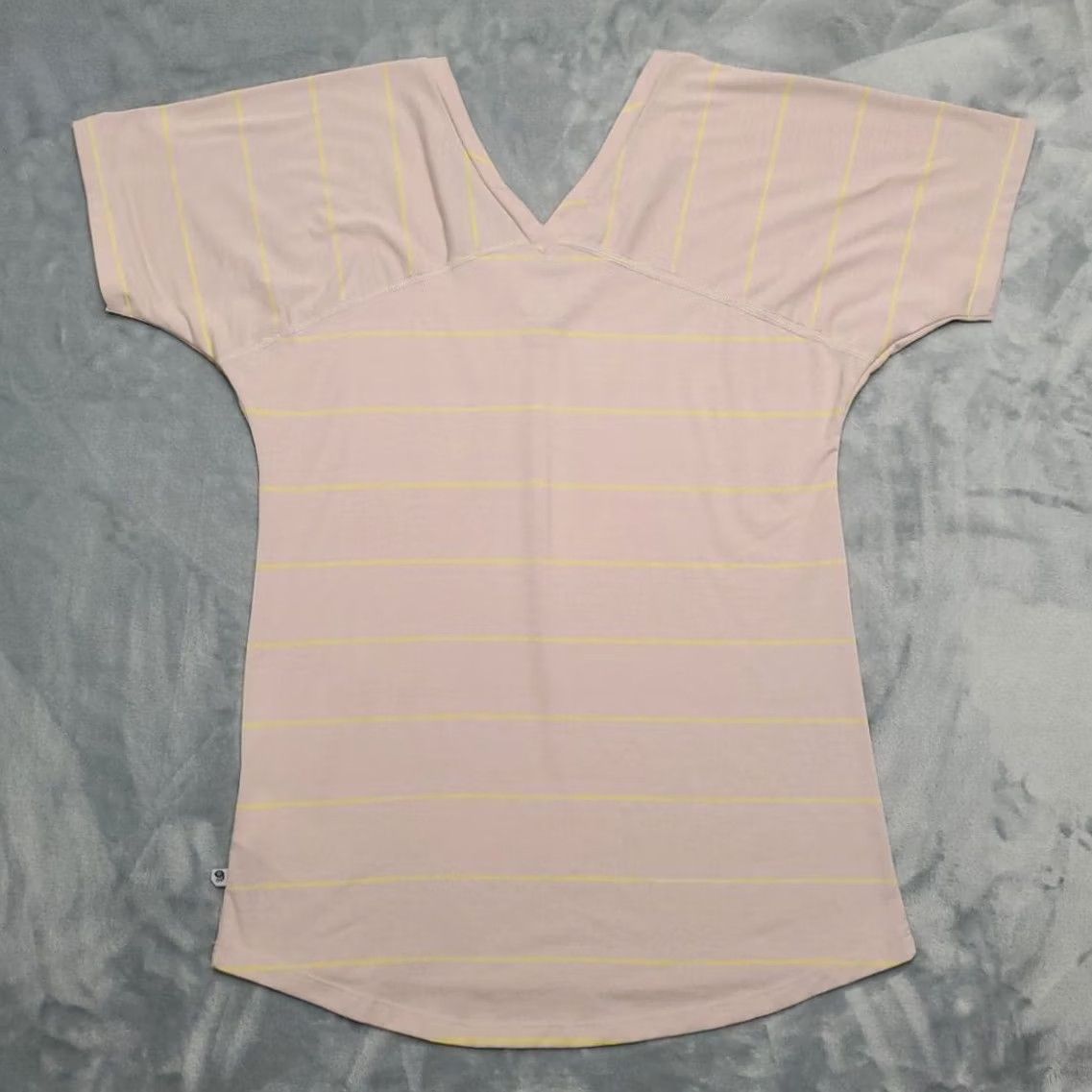 Mountain Hardwear Mountain Hardwear Shirt Women XS Beige Striped Short Sleeve V-neck Pullover TEE Size XS / US 0-2 / IT 36-38 - 7 Thumbnail