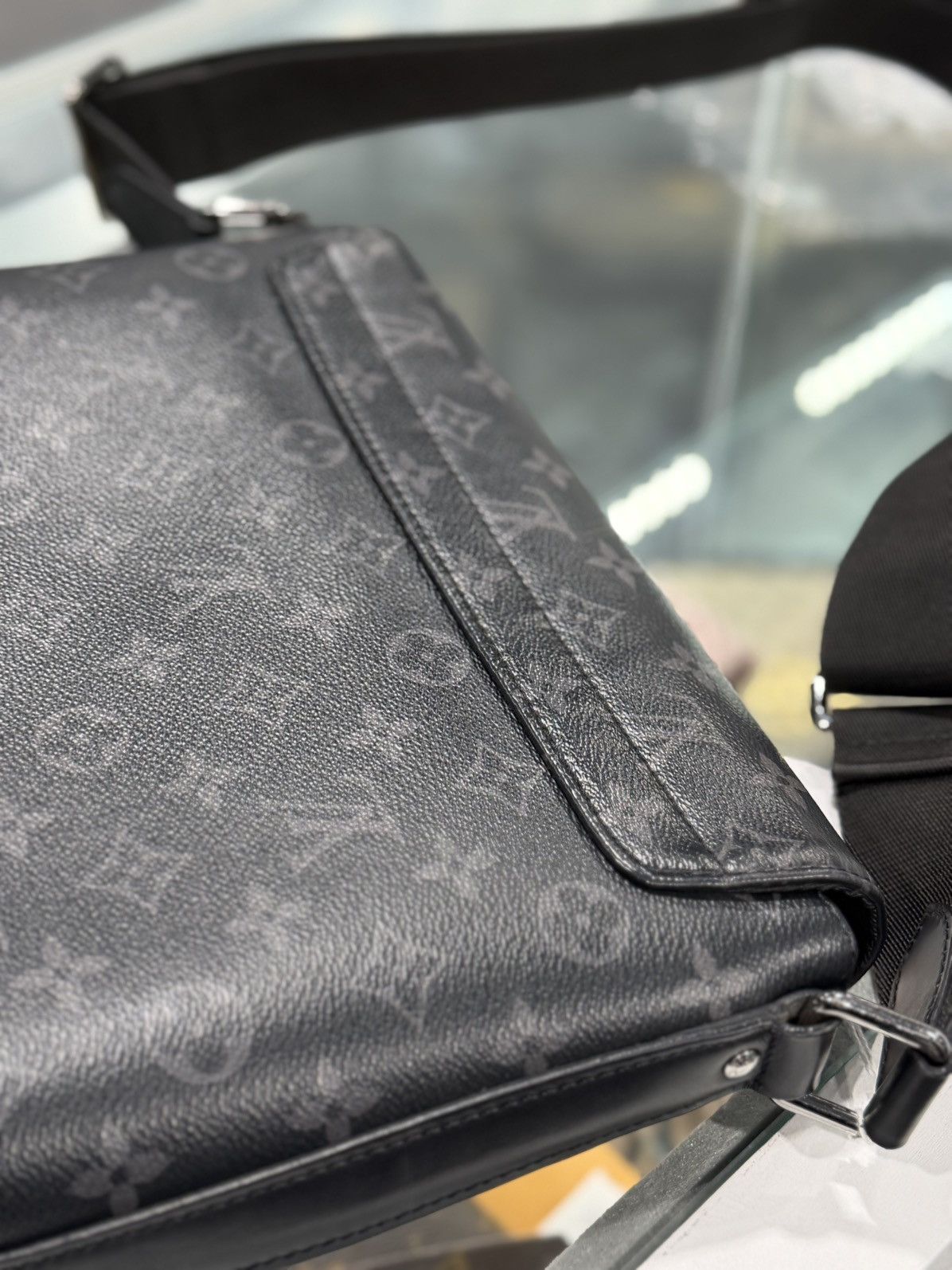 Louis Vuitton Louis Vuitton District PM Messenger Monogram Bag Size ONE SIZE - 7 Thumbnail