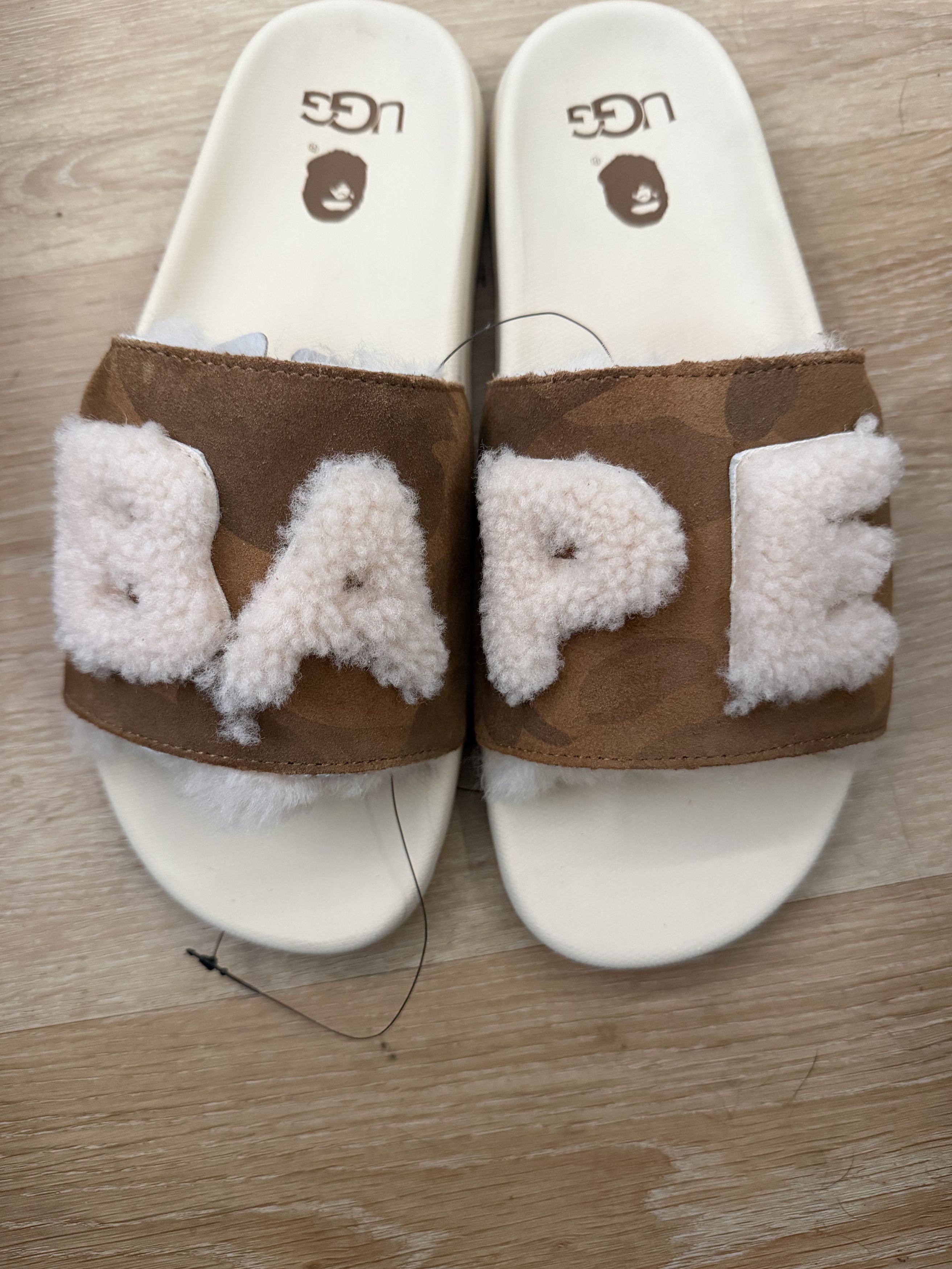 Bape × Ugg BAPE X UGG Xavier Fur Logo Slide Chestnut Size US 9 / EU 42 - 1 Thumbnail