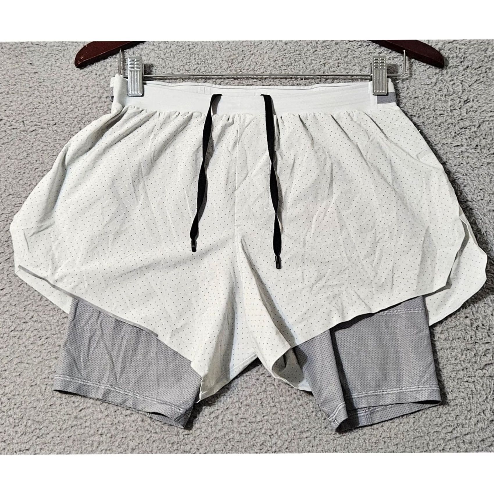 Lululemon lululemon Lightweight Lined Running 4" Short White Gray Size Small M7AU4S Men Athletic Shorts White Small Mens Size US 29 - 2 Thumbnail