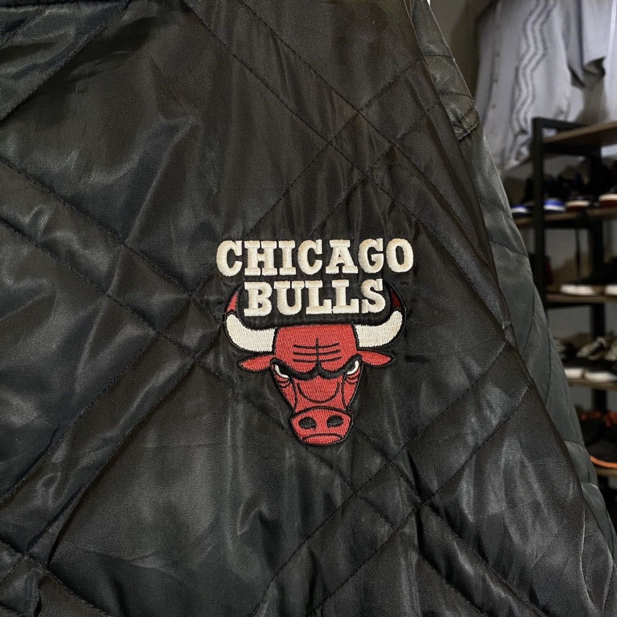 NBA VINTAGE 90s Chicago Bulls “BULLS” Light Puffer Jacket Size US XL / EU 56 / 4 - 7 Thumbnail