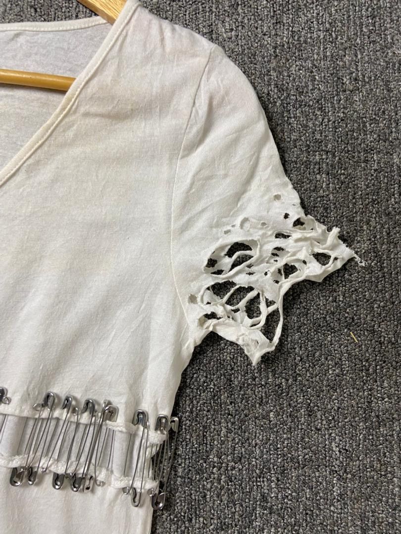 Japanese Brand Glad News Brand Distressed Safety Pin Tshirt (201) Size XS / US 0-2 / IT 36-38 - 6 Thumbnail