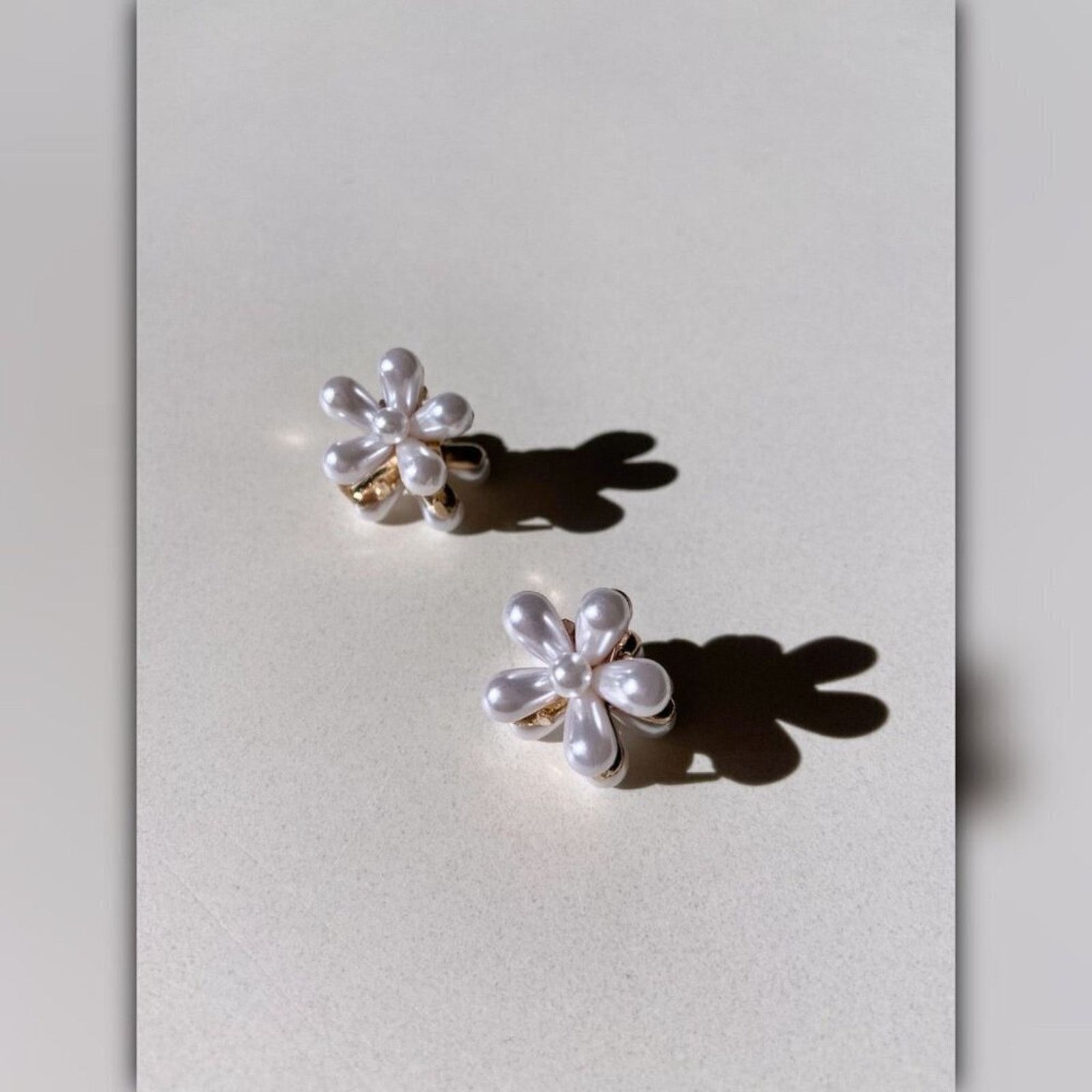 Anthropologie • A015 • NWT Solar Eclipse Mini Pearl Daisy Claw Clip Set Size ONE SIZE - 1 Thumbnail