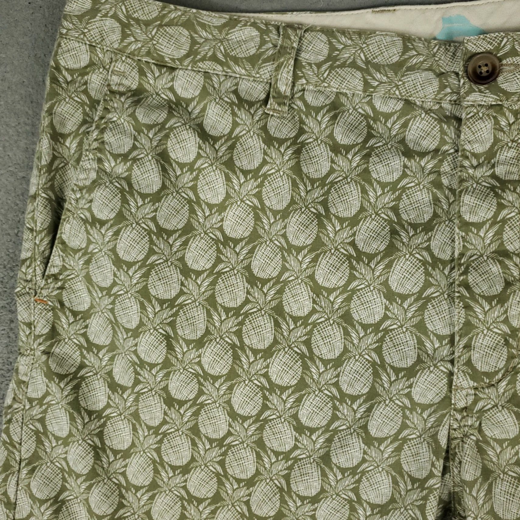 Tommy Bahama Tommy Bahama Shorts Mens 38 Green Pineapple Print Cotton Blend Flat Front Chino Mens Regular Slimless? Size US 38 / EU 54 - 2 Thumbnail