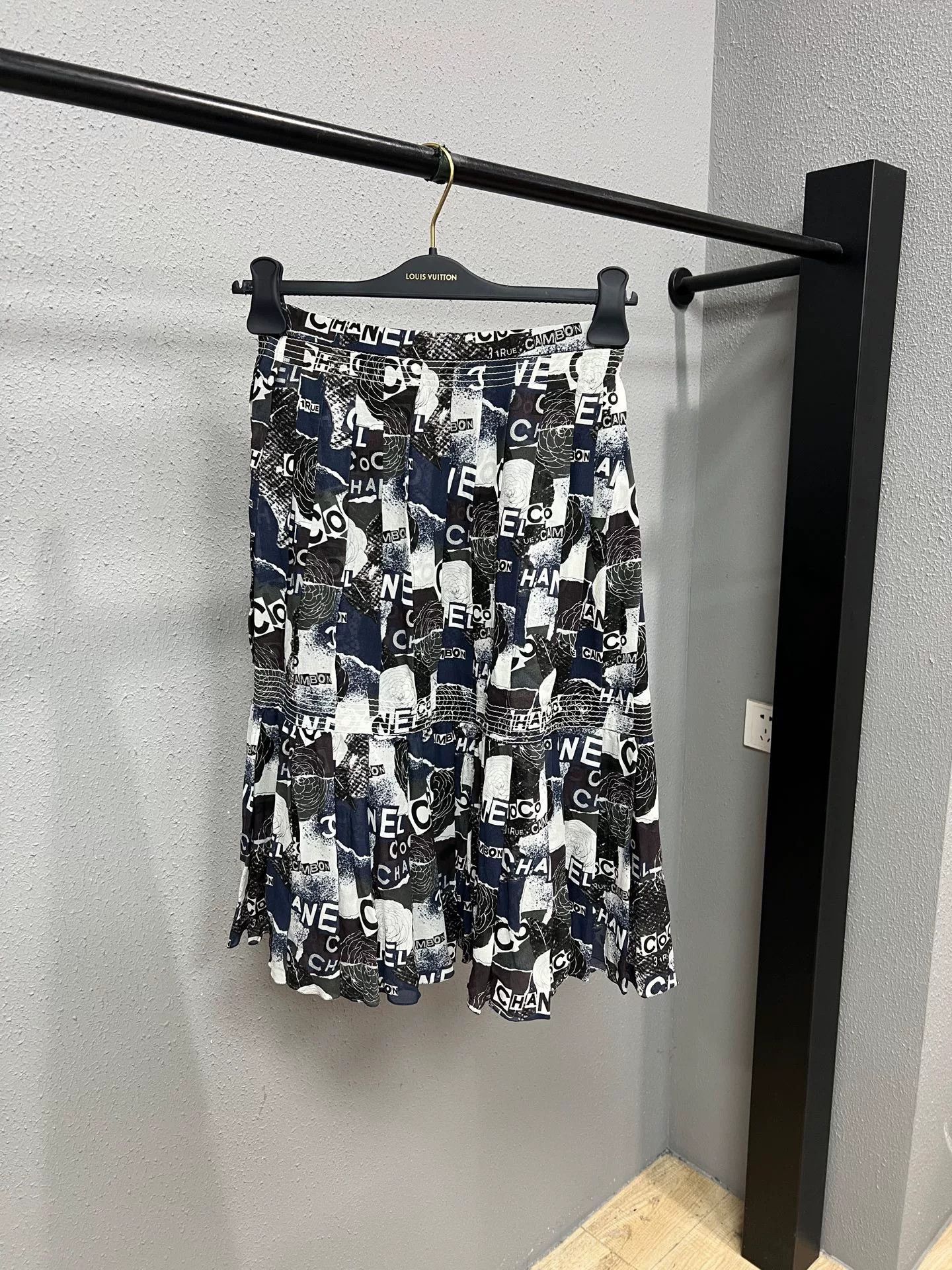 Chanel chanel black and white graffiti knit skirt Size 38" / US 16 / IT 52 - 1 Thumbnail