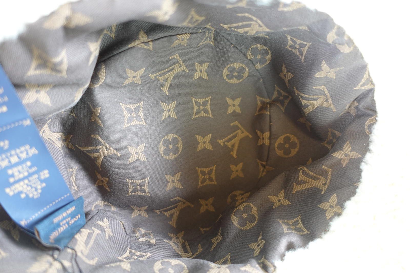 Louis Vuitton Louis Vuitton Shearling LV Curly Bucket Hat in Off White Size ONE SIZE - 4 Thumbnail