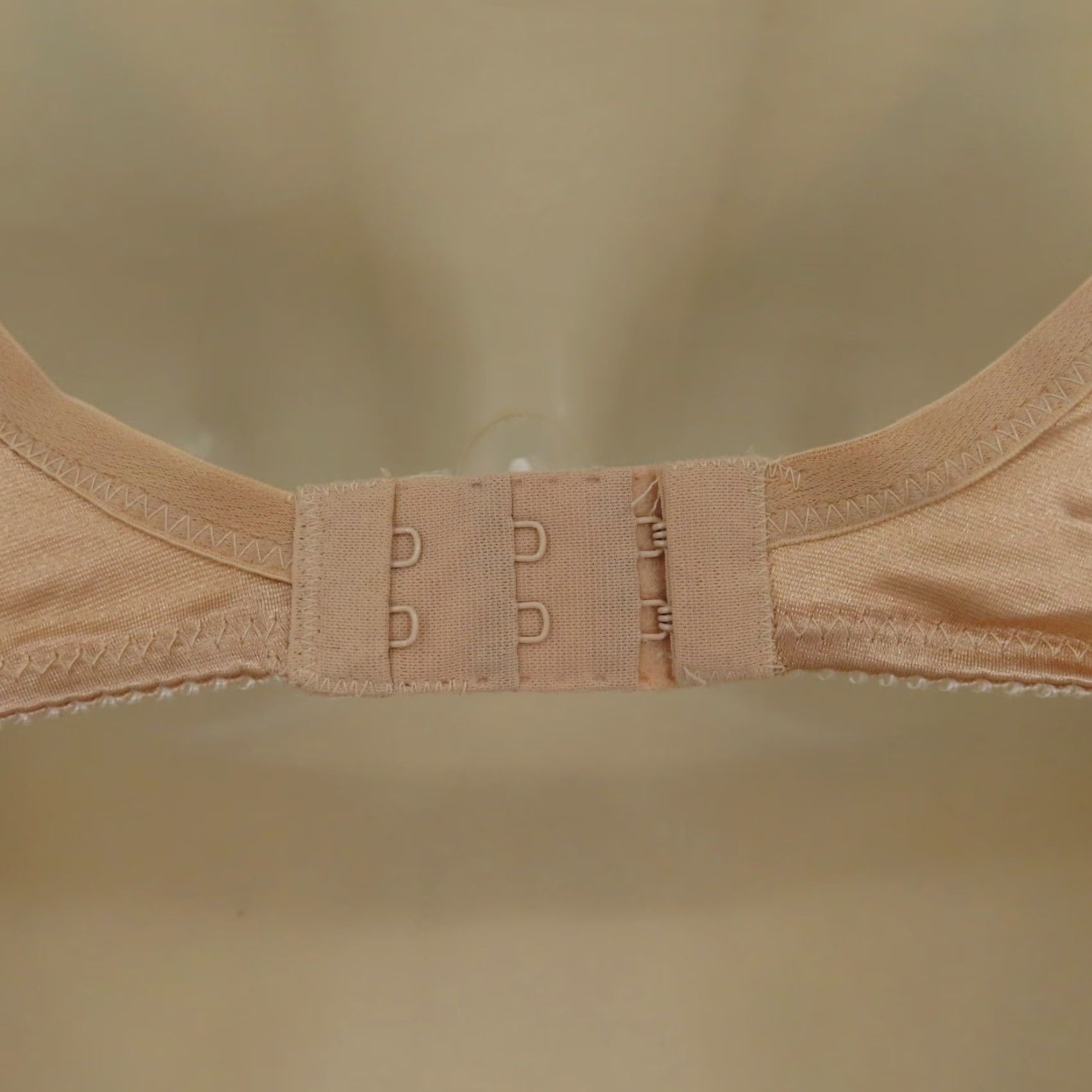 Vintage VINTAGE Bestform Fascination 34C 6662 Beige Shiny Satin Underwire Wide Strap Bra VTG Size ONE SIZE - 7 Thumbnail