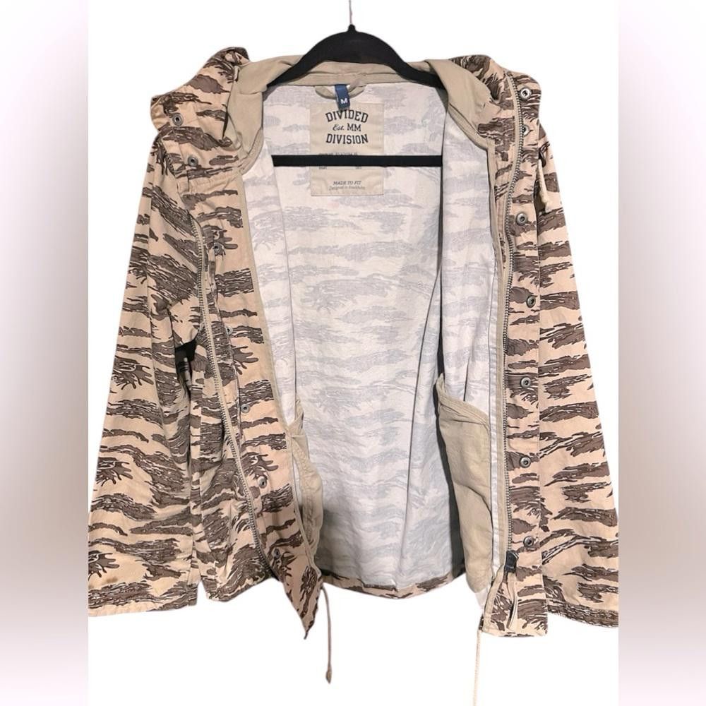 H&M H&M Trendy Graphic Hoodie with Kangaroo Pocket Size US M / EU 48-50 / 2 - 3 Thumbnail