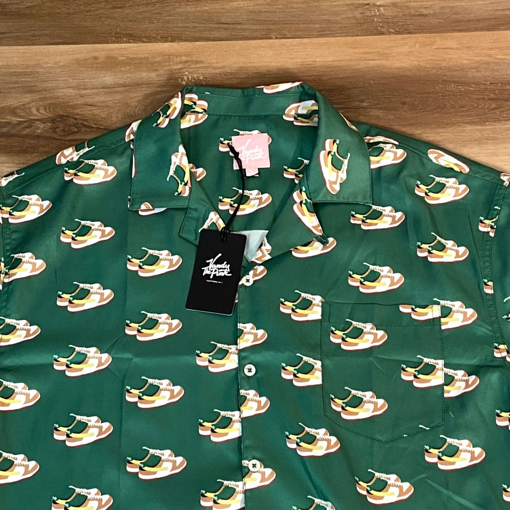 Vandy The Pink VANDY THE PINK Shirt Mens Large Green All Over Sneaker Print Short Sleeve Button Up Shirt Size US L / EU 52-54 / 3 - 2 Thumbnail