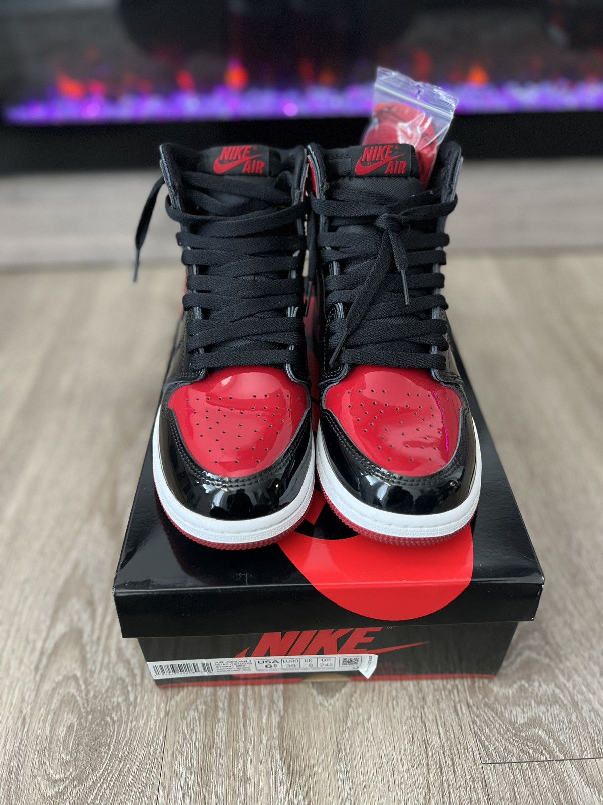 Jordan Brand Air Jordan 1 GS “Patent Bred” Size US 6.5 / EU 39-40 - 1 Thumbnail