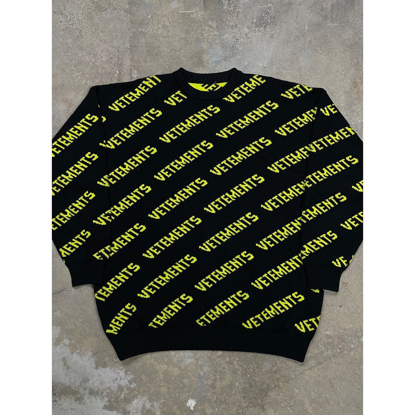 Vetements Vetements Knitted Crewneck Black Yellow XS (Fits Large) Used Size US L / EU 52-54 / 3 - 1 Thumbnail
