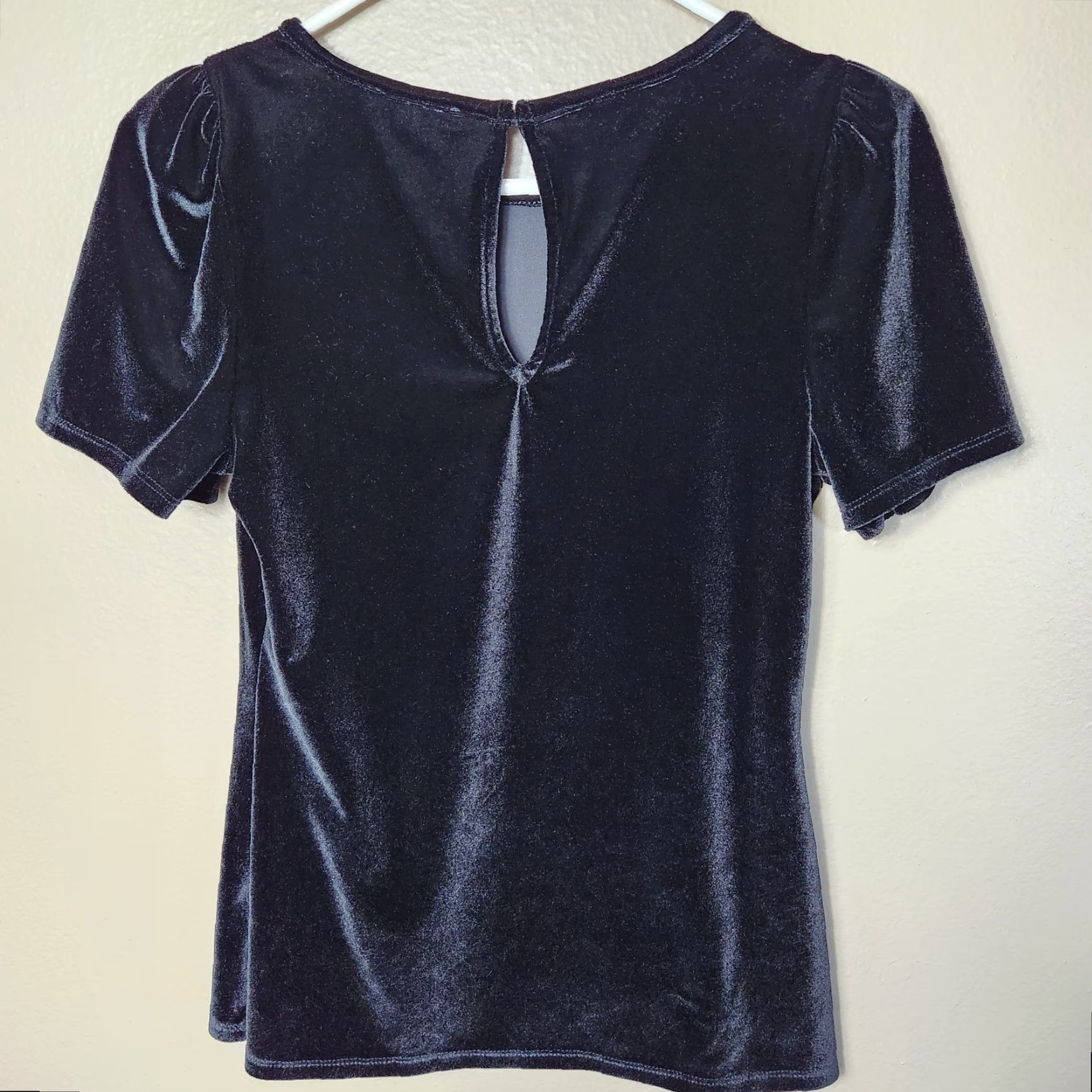 Express Express Blouse |S| Black Velvet Short Sleeve Puff Shoulder Keyhole Back Top Size S / US 4 / IT 40 - 4 Thumbnail