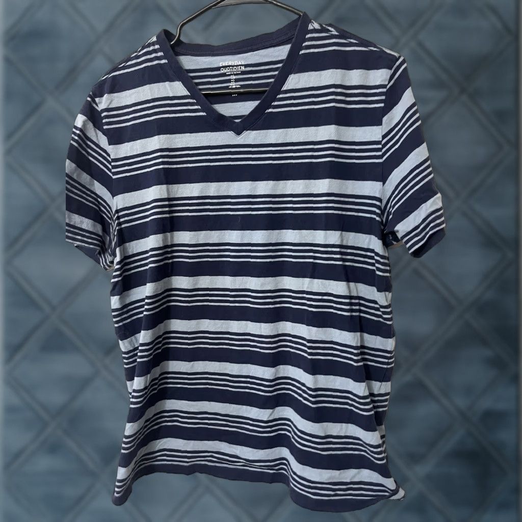 Gap VINTAGE Gap T-Shirt Large Blue Striped Short Sleeve V-Neck Men's Everyday Quantidien Size US L / EU 52-54 / 3 - 1 Thumbnail