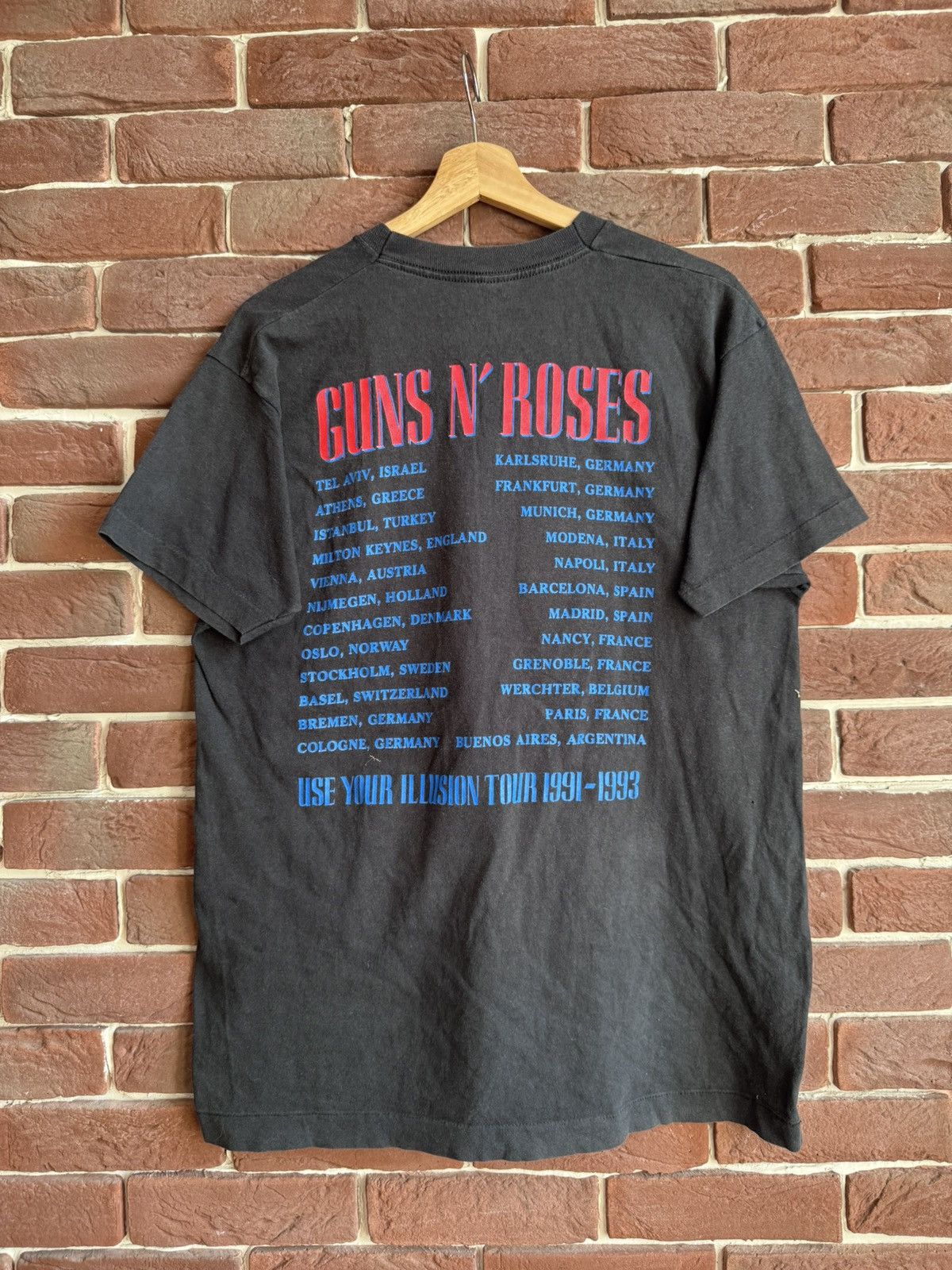Band Tees VINTAGE 90s GUNS N ROSES USE YOUR ILLUSION TOUR BAND TSHIRT Size US XL / EU 56 / 4 - 2 Thumbnail