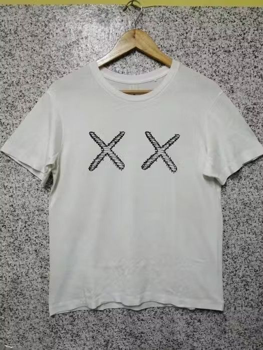 Japanese Brand × Kaws × Vintage 🔥 Rare 🔥 Vintage kaws Very Rare Size US M / EU 48-50 / 2 - 2 Thumbnail