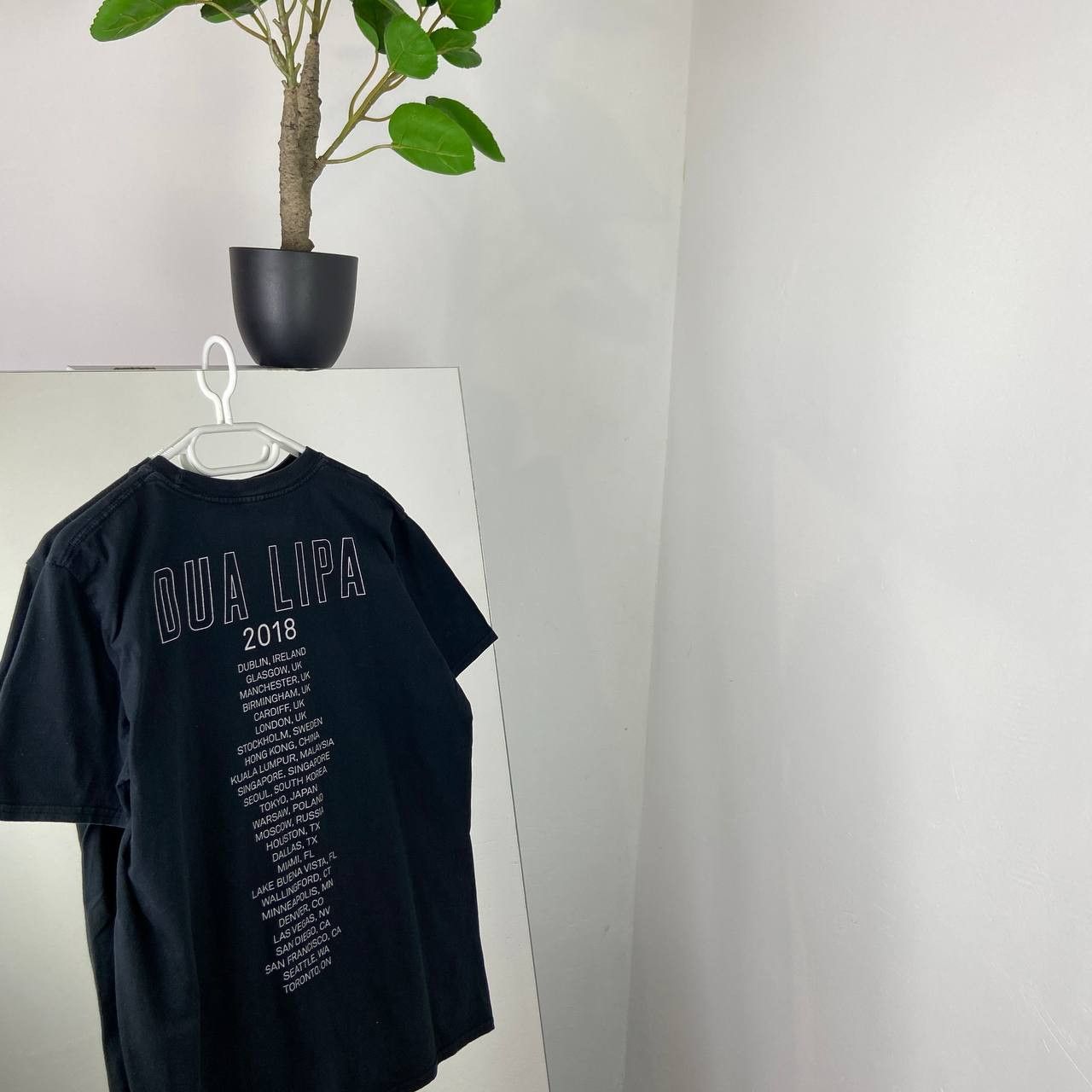 Vintage Dua Lipa Official Merchandise Tour 2018 T-Shirt Size US L / EU 52-54 / 3 - 2 Thumbnail