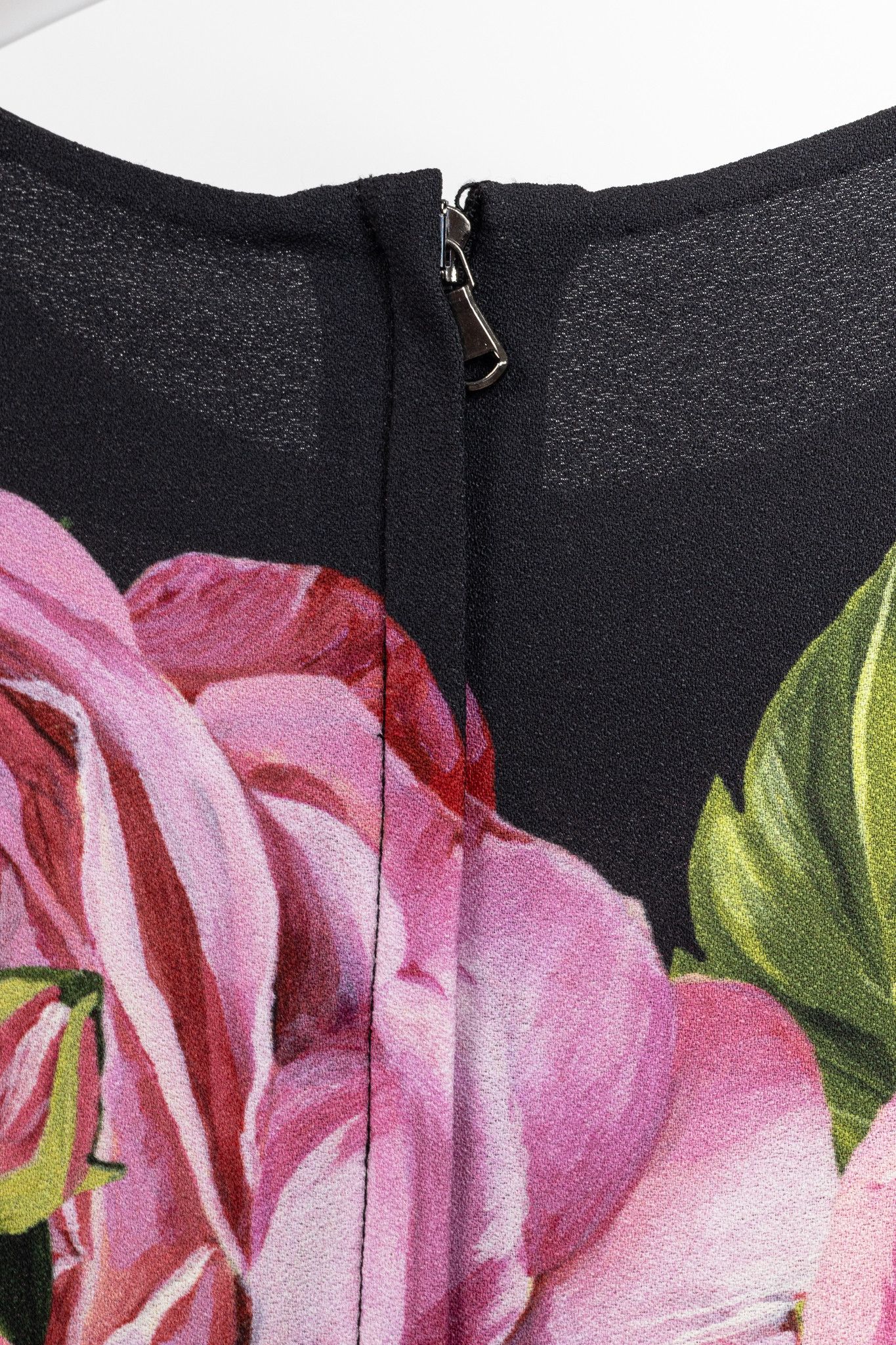 Dolce & Gabbana Dolce & Gabbana Nero Rose Floral Printed Crêpe Top Size S / US 4 / IT 40 - 7 Thumbnail