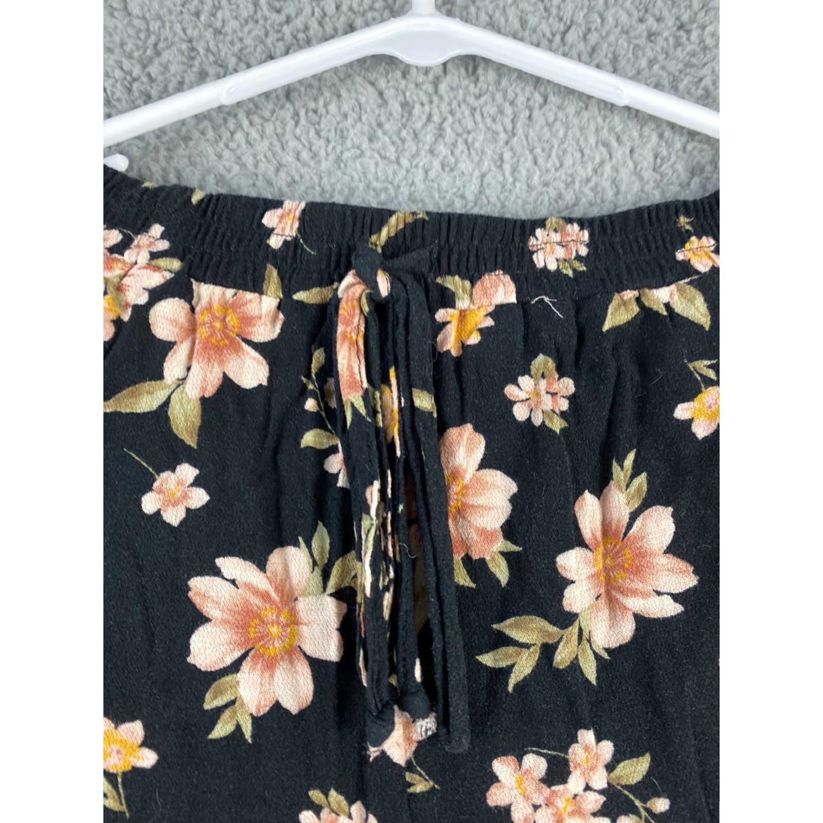 American Eagle Outfitters American Eagle Outfitters Women's Shorts Size S Very Light Flowery / 36-28 Size 28" / US 6 / IT 42 - 4 Thumbnail