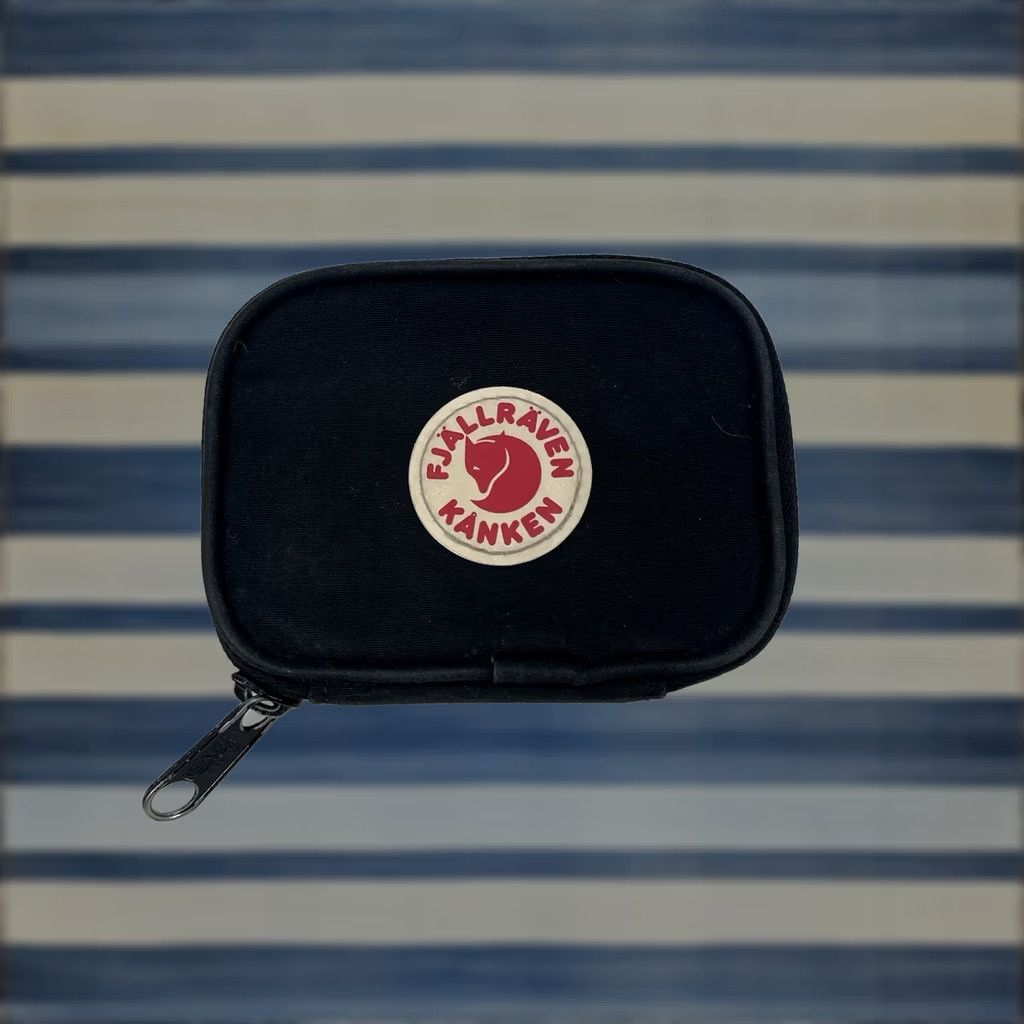 Changes FjallRaven Kanken Card Wallet Black Zip Around Change Bag Good Condition Unisex Wallet Size ONE SIZE - 1 Thumbnail