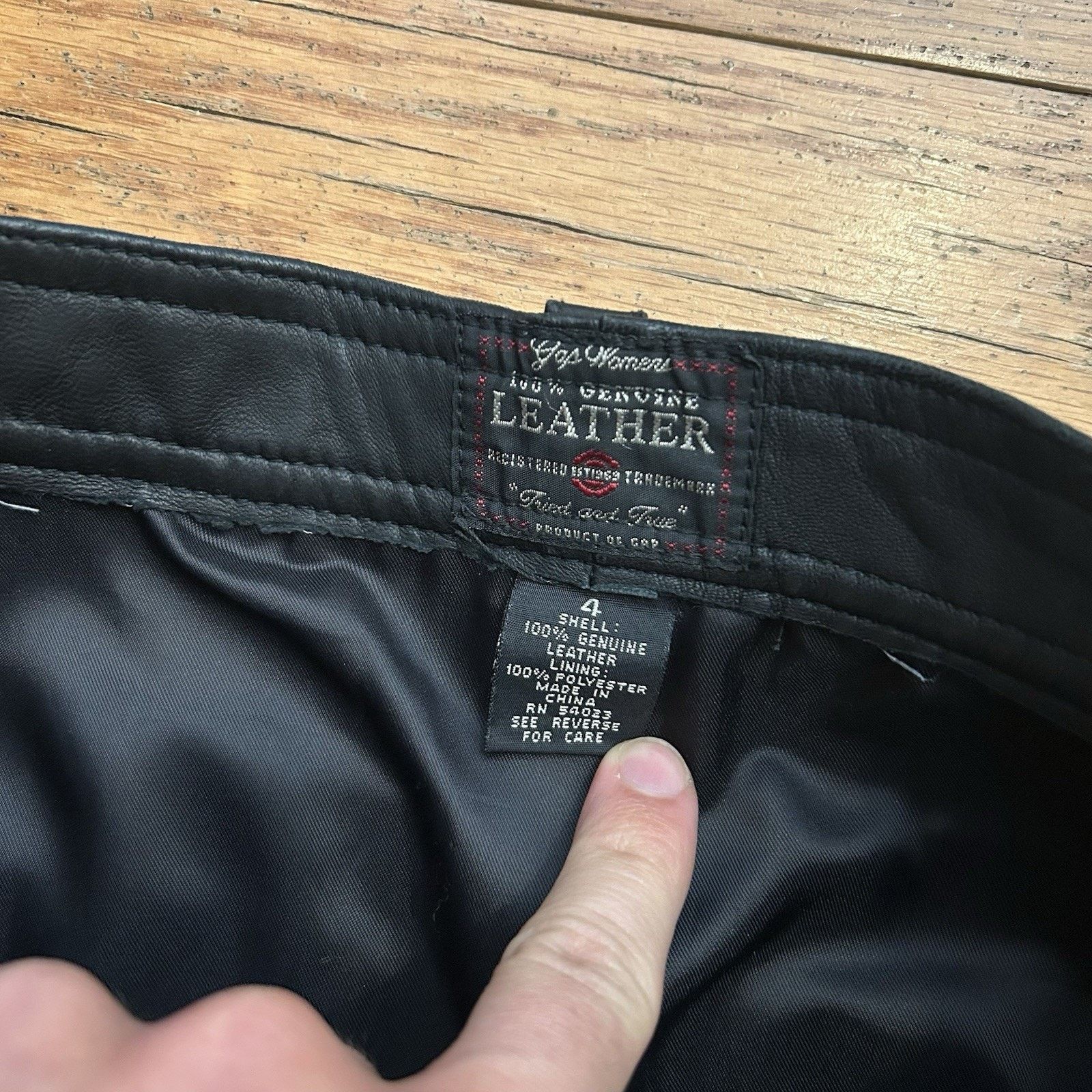 Gap Vintage Gap Y2K 100% Leather Black Mini Skirt 4 16” Length Size 27" / US 4 / IT 40 - 2 Thumbnail