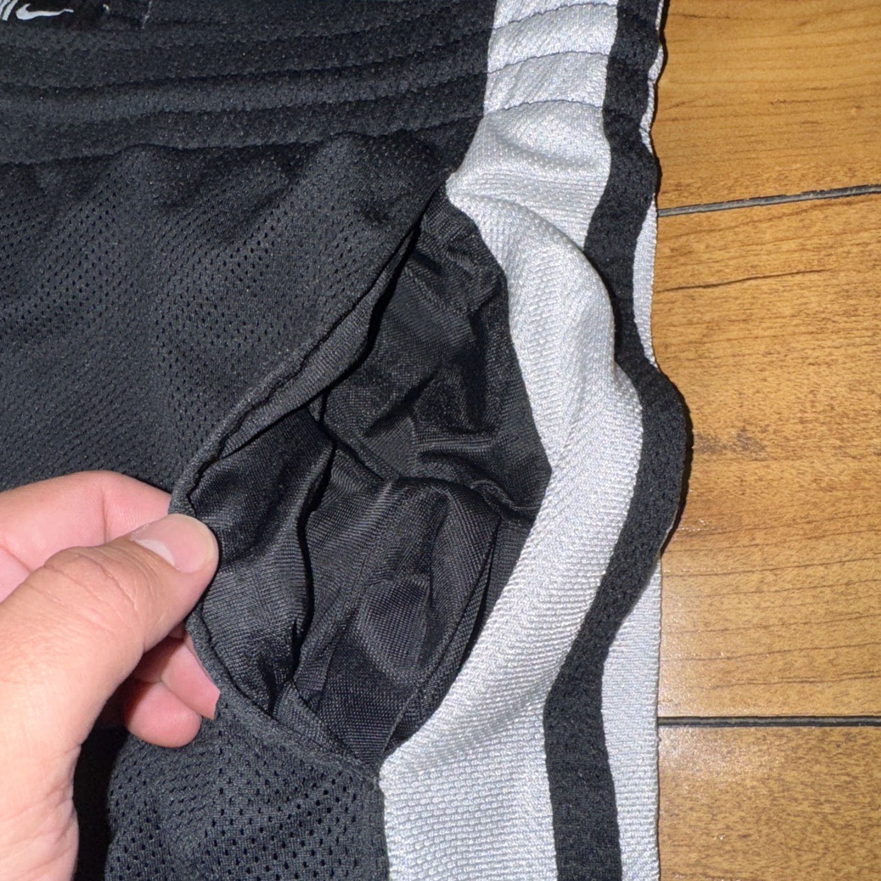 Nike VINTAGE Nike Basketball Shorts Mens Regular Medium Black 38x10 Athletic Activewear Size US 31 - 3 Thumbnail