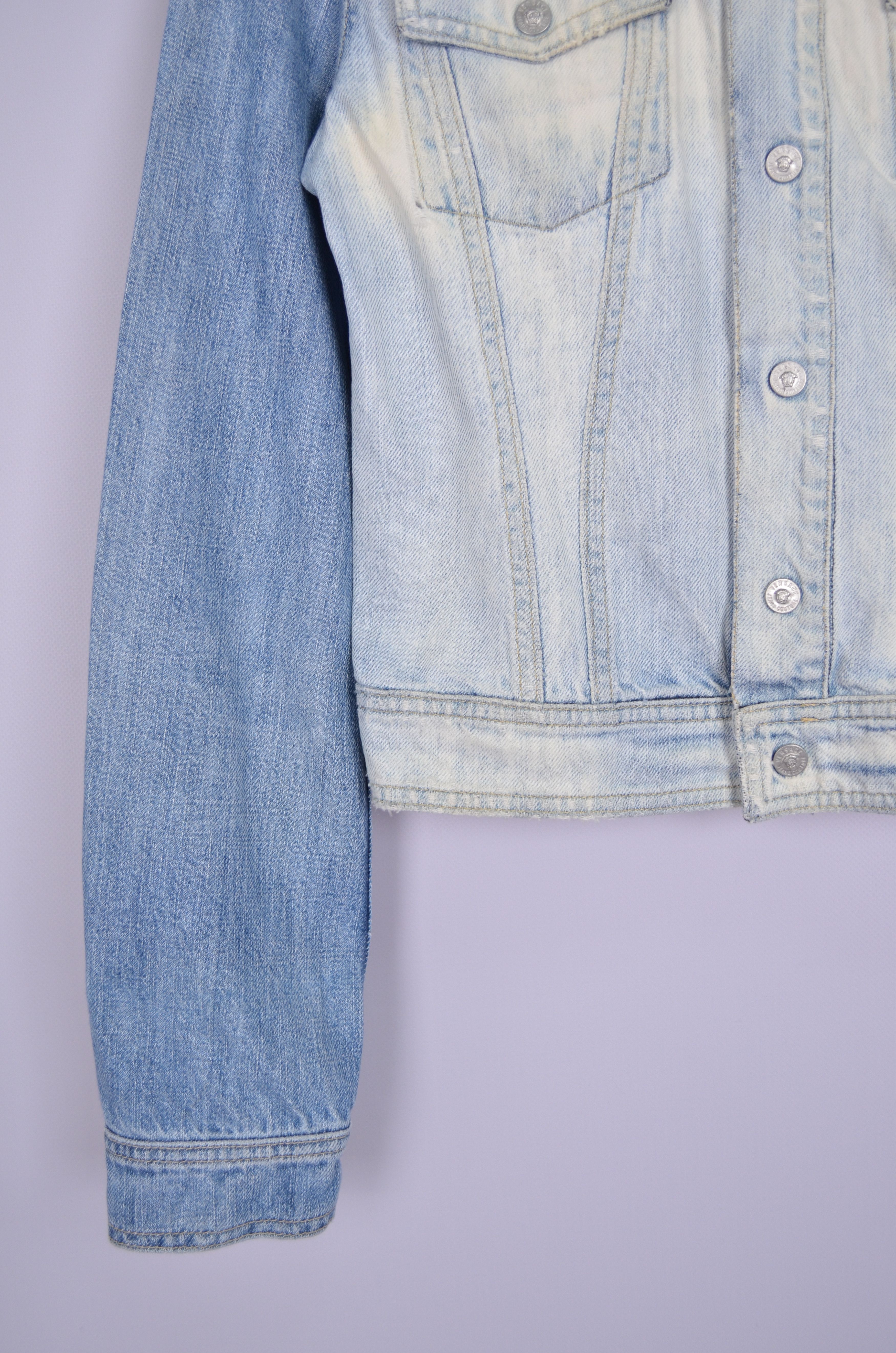Designer × Versace × Vintage Versace Jeans White Blue Denim Jacket Big Logo Size XS Size XS / US 0-2 / IT 36-38 - 3 Thumbnail