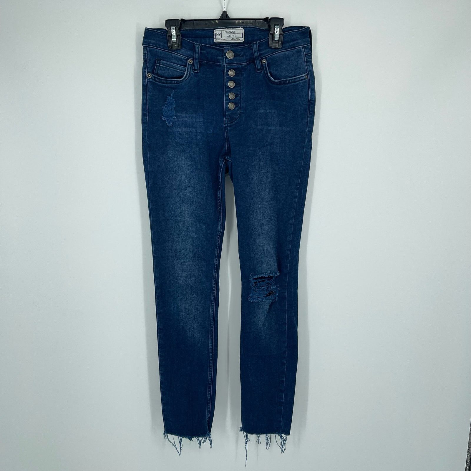 Free People Free People 5 FrontButton Destroyed Reagan DarkWash Jeans 27 Size 27" / US 4 / IT 40 - 2 Thumbnail