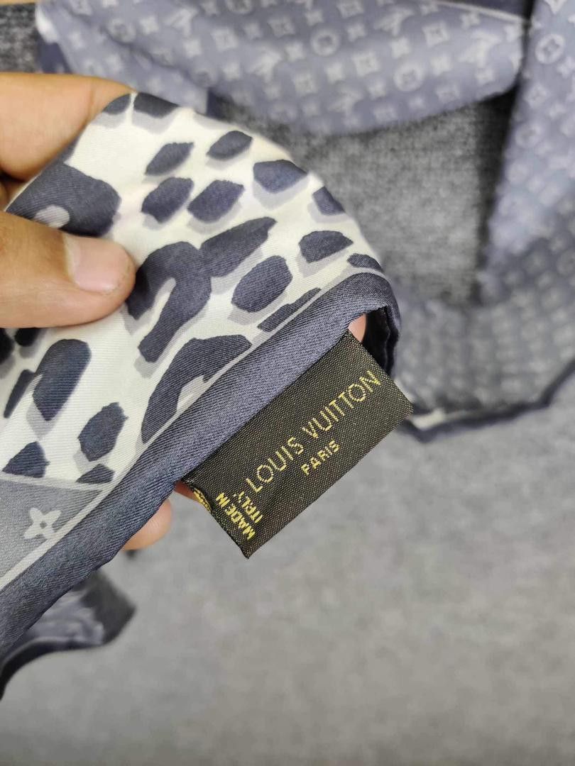 Louis Vuitton Louis Vuitton Monogram Silk Scarf Leopard Size ONE SIZE - 4 Thumbnail