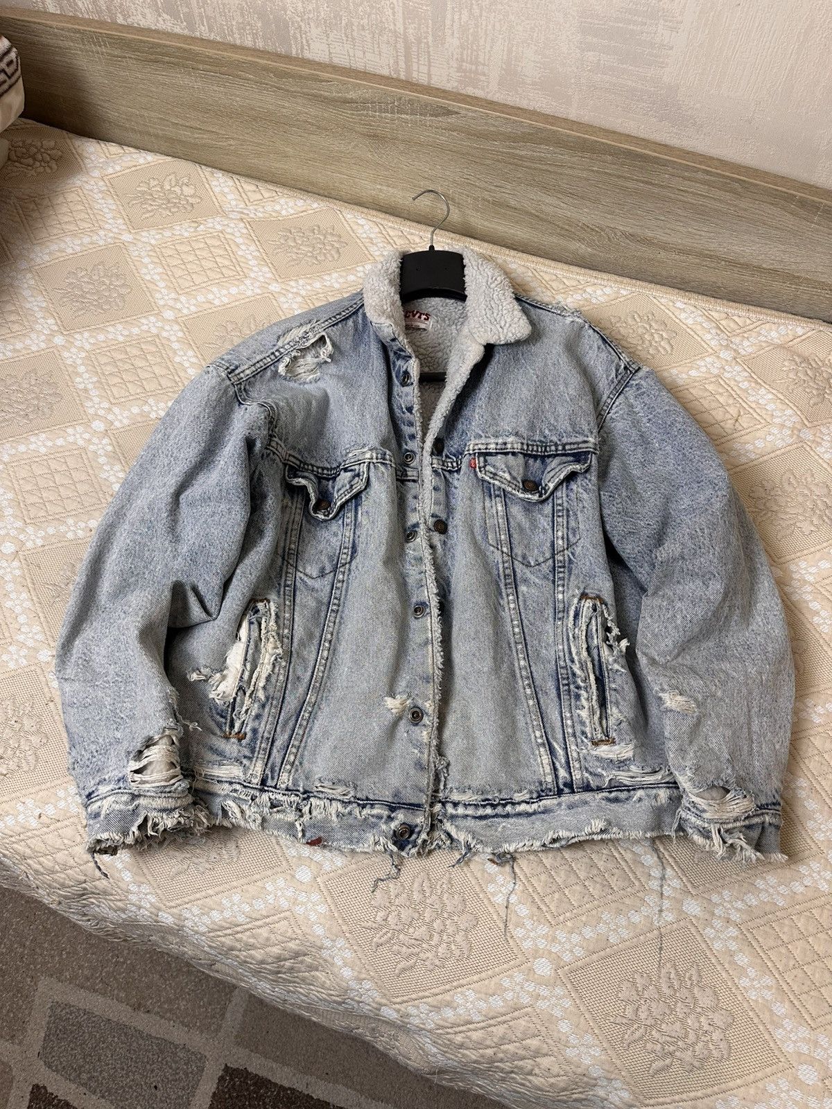Levi's 🔥 Levis Vintage Trashed Distressed Sherpa Trucker Jacket Size US L / EU 52-54 / 3 - 1 Thumbnail