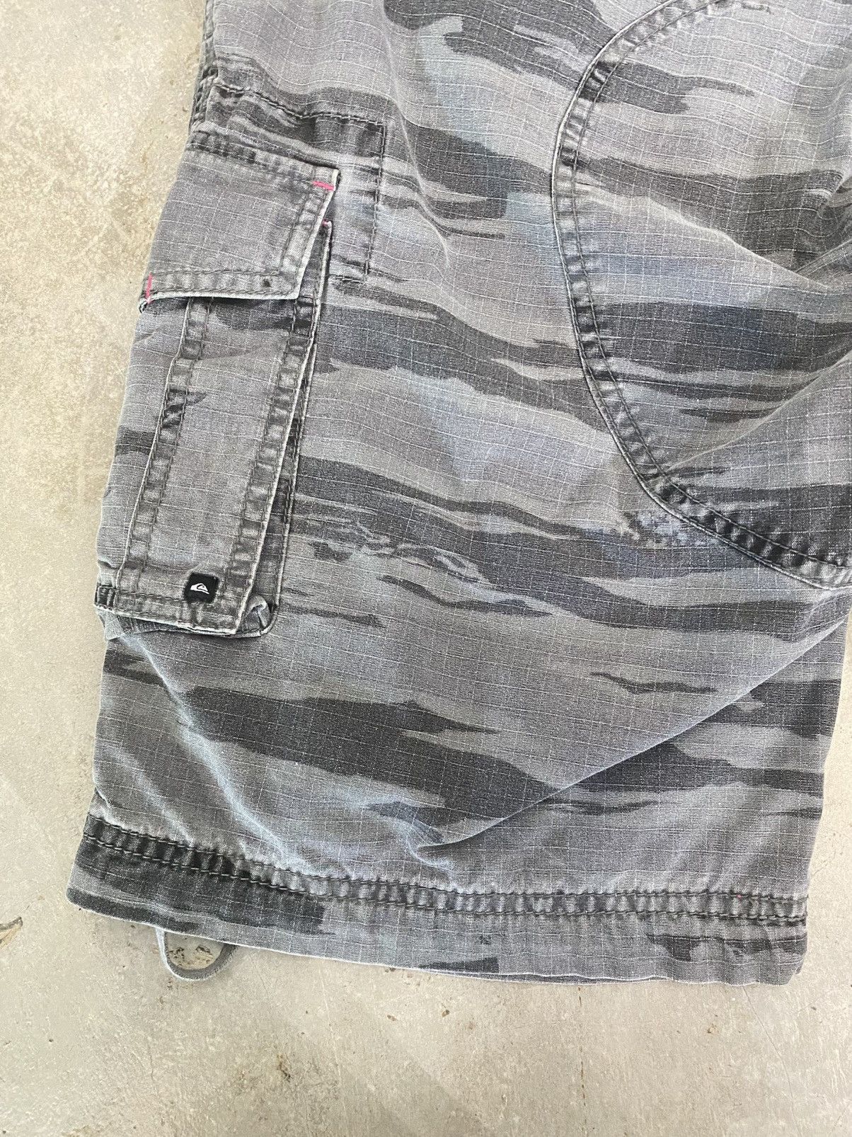Quiksilver QUIKSILVER TIGER STRIPE CARGO SHORTPANTS Size US 30 / EU 46 - 5 Thumbnail