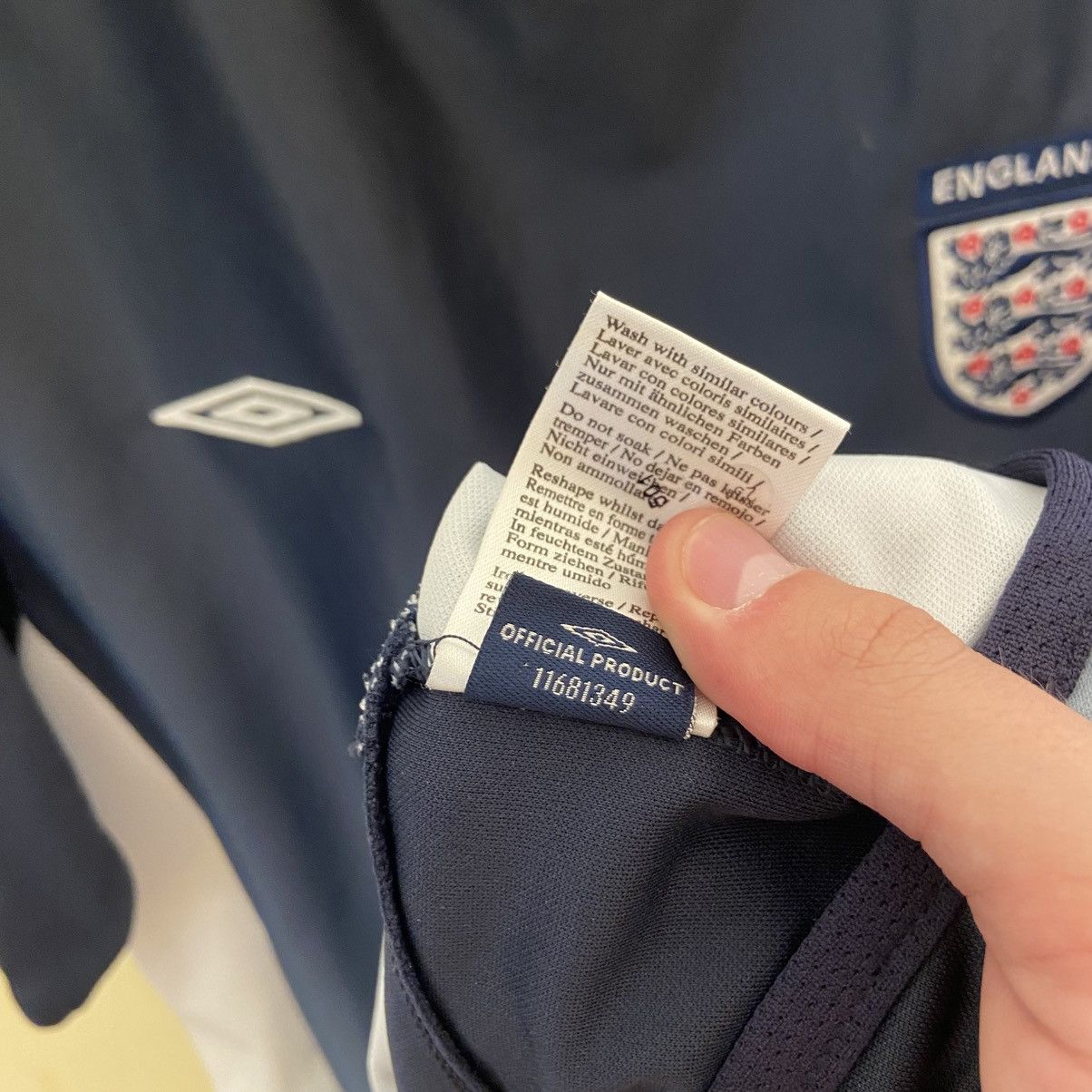 Umbro Umbro England Jersey 2000s Navy Gradient – Size L Size US L / EU 52-54 / 3 - 8 Thumbnail
