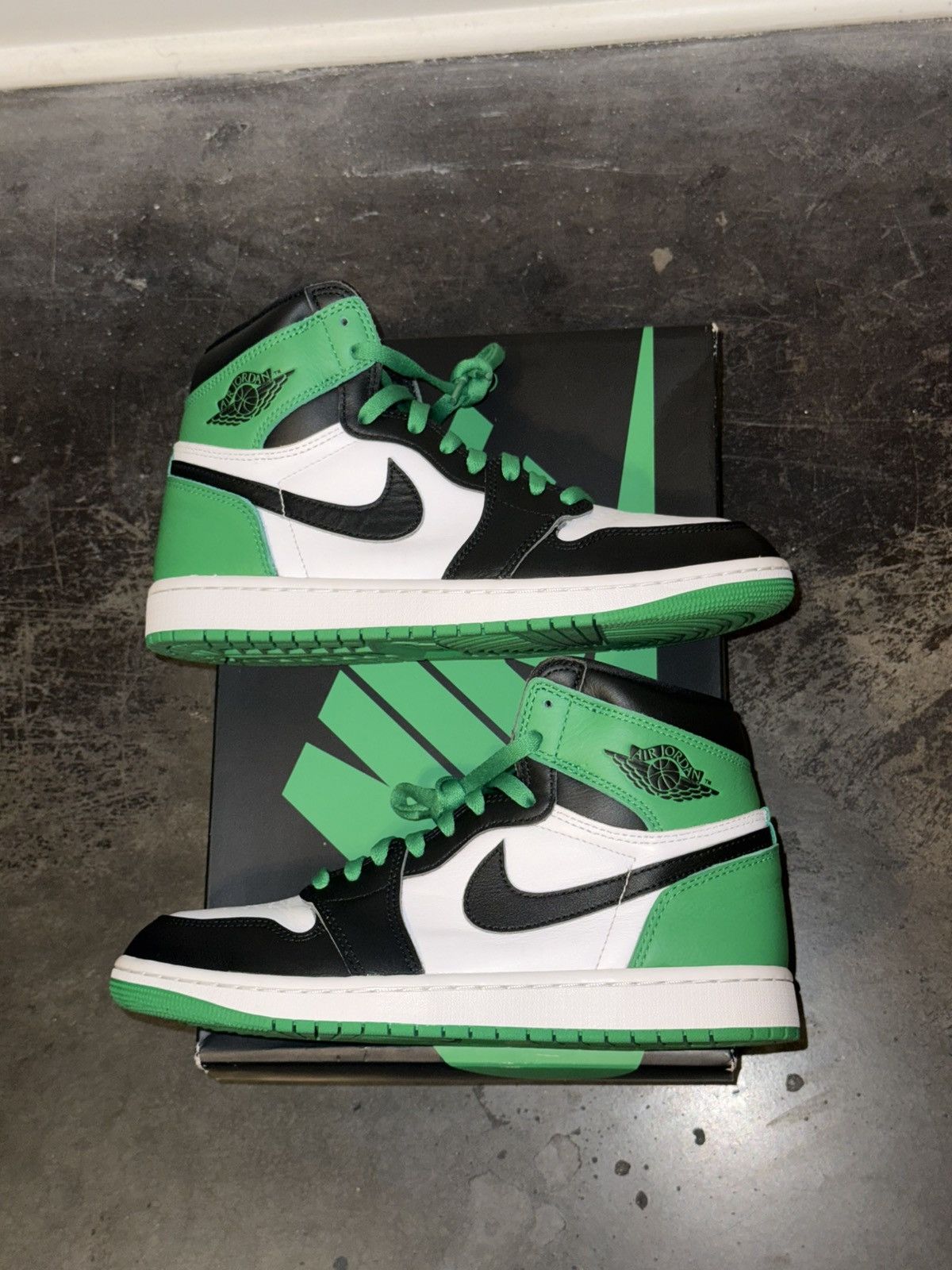 Jordan Brand Air Jordan 1 Retro High OG ‘Lucky Green’ Size US 9 / EU 42 - 1 Thumbnail