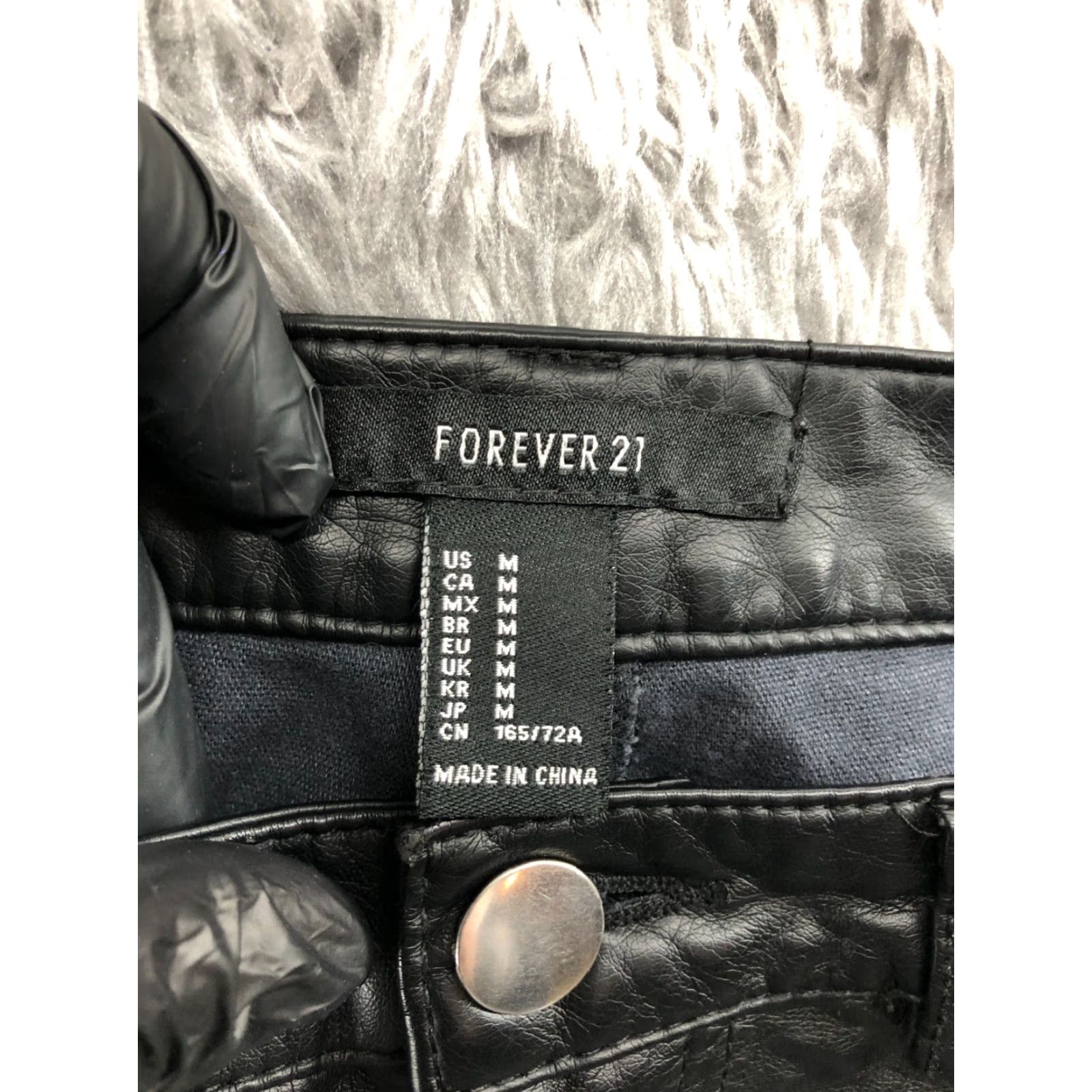 Forever 21 FOREVER 21 Boyfriend Shorts Womens M Black Polyurethane Denim 5-Pocket Mid Rise Casual Vintage No Size 32" / US 10 / IT 46 - 5 Thumbnail