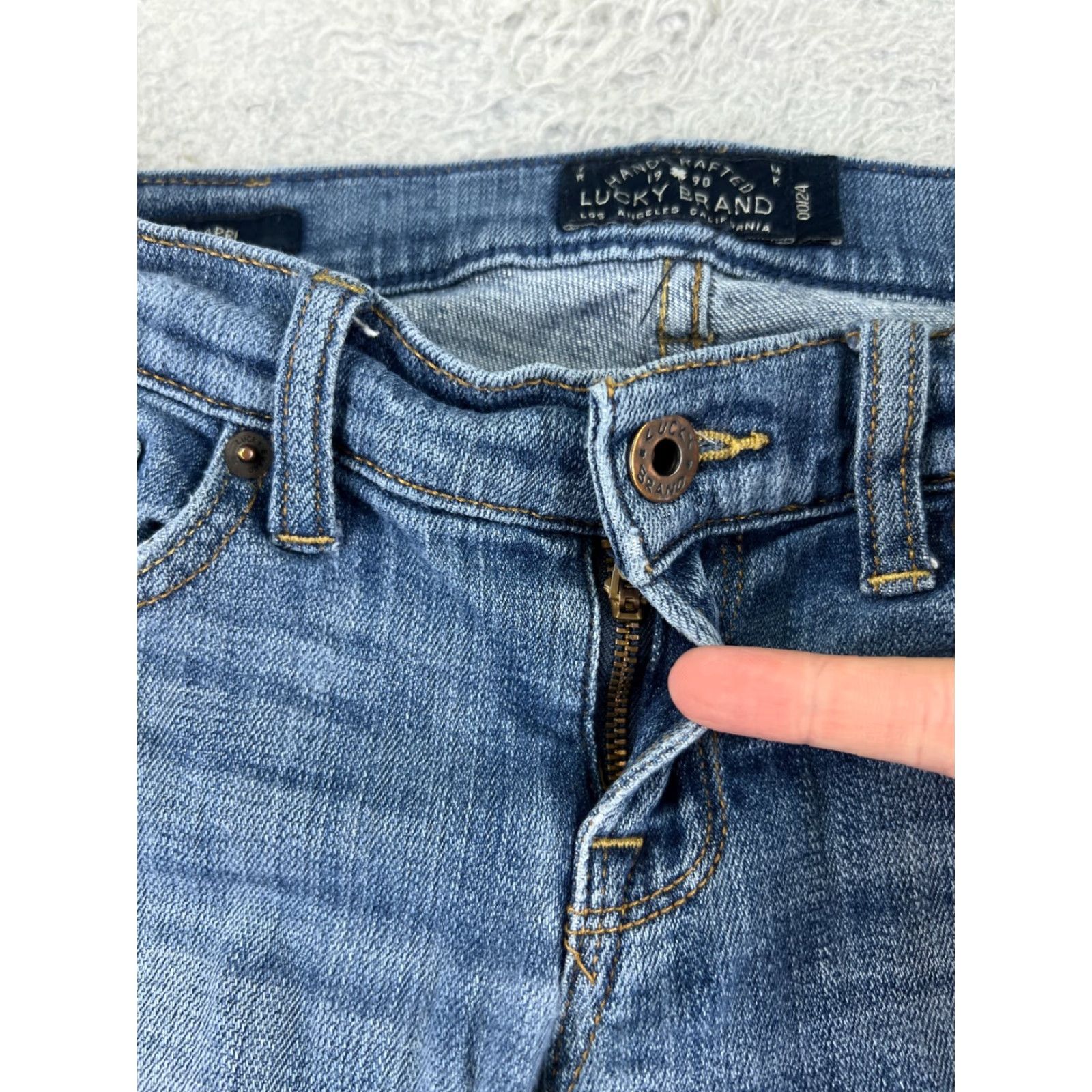 Lucky Brand Lucky Brand Jeans Charlie Skinny 00 Blue Denim Capri Distressed Womens Regular 5-Pocket Cotton Denim Shirt? Size 24" / US 00 / IT 34 - 5 Thumbnail