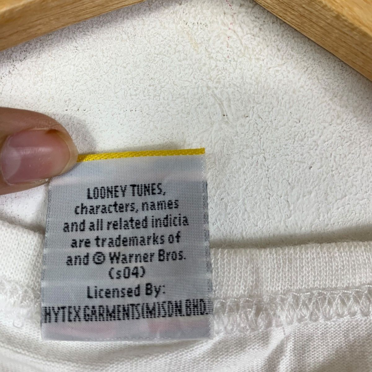Vintage Vintage 2004 LOONEY TUNES TWEETY BIRD Glitter Tee Shirt Top Size M / US 6-8 / IT 42-44 - 7 Thumbnail