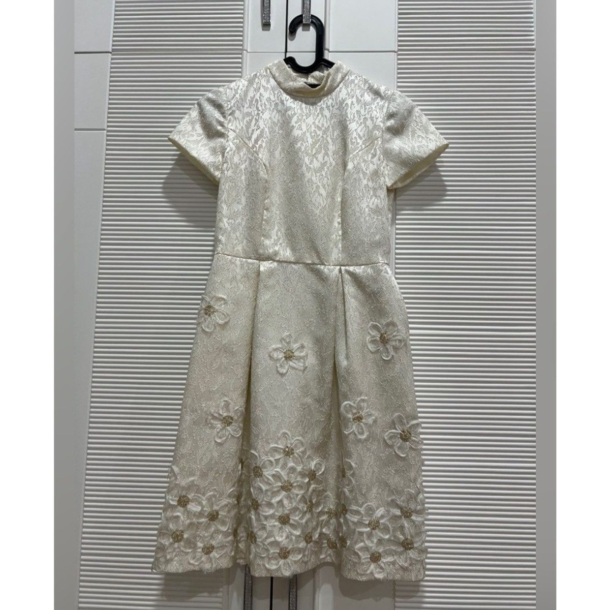 Designer Votum Sebastian Gunawan Floral White Turtleneck Cream Dress Size S / US 4 / IT 40 - 1 Thumbnail